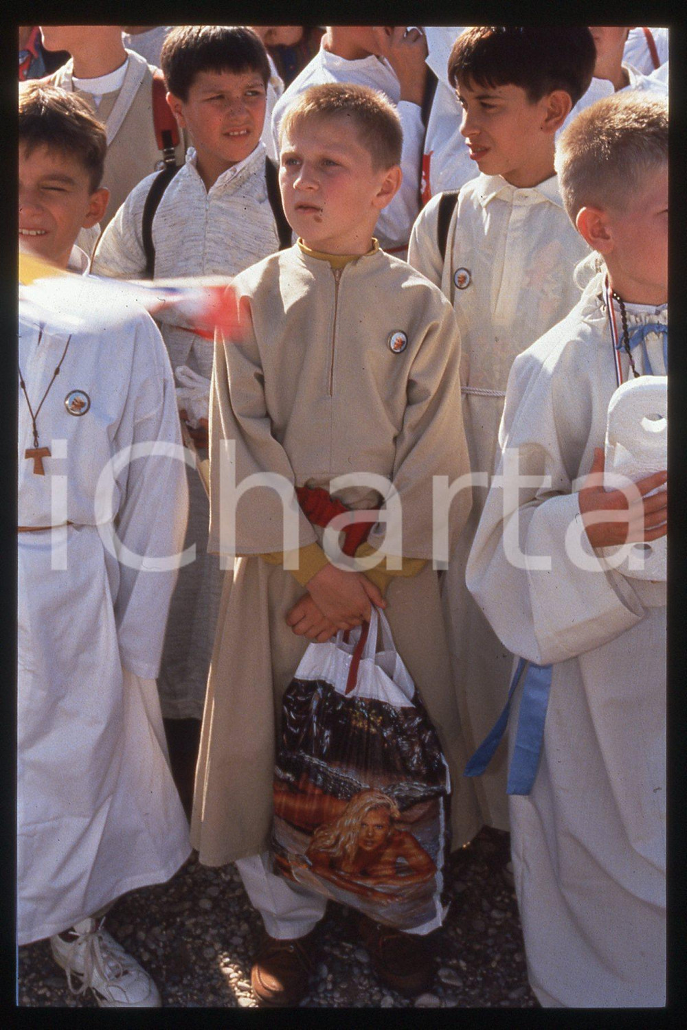 35mm vintage slide* 1994 Zagreb, Hippodrome, Giovanni Paolo II, the mass, people  Diapositiva d'epoca, in formato 35 mm.CONDIZIONI: GOODE' severamente vietata la riproduzione. Tutti i diritti sono riservati.Nella diapositiva ICharta mette in vendita, sul negozio eBay e in esclusiva sul sito "icharta" il proprio archivio composto da numerose diapositive e negativi fotografici d'epoca, tutti originali e autentici, che attraversano la storia del costume italiano tra gli la fine degli anni Sessanta e Novanta.Si tratta di uno sguardo inedito sull'attualit&agrave;, la politica, la vita quotidiana, il gossip e la cultura, che fotografa il cambiamento della nazione in quest'ultimo scorcio del XX secolo. Un'occasione unica per il mercato del collezionismo, che vede finalmente disponibile un archivio eccezionale per vastit&agrave;, tematiche e condizioni, in un settore (il negativo fotografico e la diapositiva) di assoluta novit&agrave; e dalle interessanti prospettive di investimento.  FAIR/discreto   originale e autentica 1