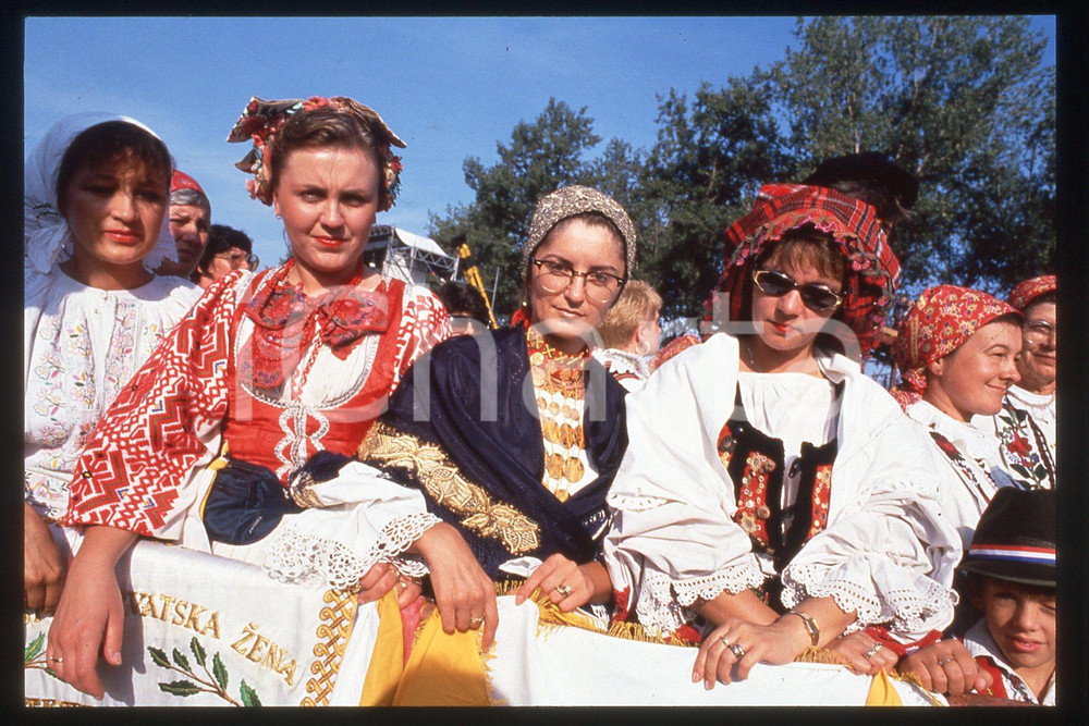 35mm vintage slide* 1994 Zagreb Hippodrome Giovanni Paolo II the mass people (2)  Diapositiva d'epoca, in formato 35 mm.CONDIZIONI: GOODE' severamente vietata la riproduzione. Tutti i diritti sono riservati.Nella diapositiva ICharta mette in vendita, sul negozio eBay e in esclusiva sul sito "icharta" il proprio archivio composto da numerose diapositive e negativi fotografici d'epoca, tutti originali e autentici, che attraversano la storia del costume italiano tra gli la fine degli anni Sessanta e Novanta.Si tratta di uno sguardo inedito sull'attualit&agrave;, la politica, la vita quotidiana, il gossip e la cultura, che fotografa il cambiamento della nazione in quest'ultimo scorcio del XX secolo. Un'occasione unica per il mercato del collezionismo, che vede finalmente disponibile un archivio eccezionale per vastit&agrave;, tematiche e condizioni, in un settore (il negativo fotografico e la diapositiva) di assoluta novit&agrave; e dalle interessanti prospettive di investimento.  FAIR/discreto   originale e autentica 1