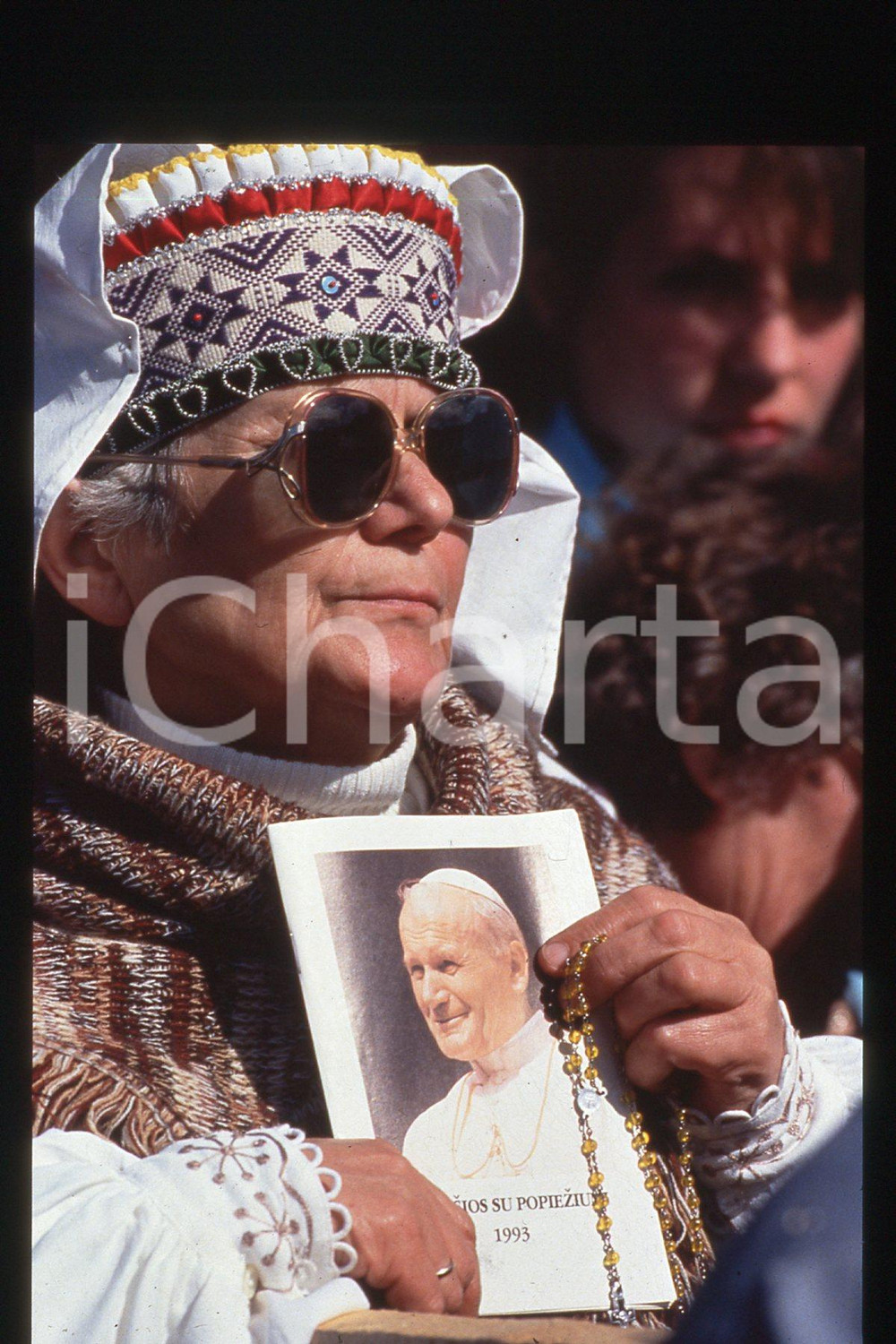 35mm vintage slide* 1993 Lithuania Kaunas GIOVANNI PAOLO II people (2)  Diapositiva d'epoca, in formato 35 mm.CONDIZIONI: GOODE' severamente vietata la riproduzione. Tutti i diritti sono riservati.Nella diapositiva ICharta mette in vendita, sul negozio eBay e in esclusiva sul sito "icharta" il proprio archivio composto da numerose diapositive e negativi fotografici d'epoca, tutti originali e autentici, che attraversano la storia del costume italiano tra gli la fine degli anni Sessanta e Novanta.Si tratta di uno sguardo inedito sull'attualit&agrave;, la politica, la vita quotidiana, il gossip e la cultura, che fotografa il cambiamento della nazione in quest'ultimo scorcio del XX secolo. Un'occasione unica per il mercato del collezionismo, che vede finalmente disponibile un archivio eccezionale per vastit&agrave;, tematiche e condizioni, in un settore (il negativo fotografico e la diapositiva) di assoluta novit&agrave; e dalle interessanti prospettive di investimento.  FAIR/discreto   originale e autentica 1