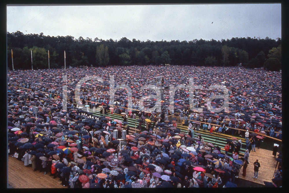 35mm vintage slide* 1993 Vilnius GIOVANNI PAOLO II people  Diapositiva d'epoca, in formato 35 mm.CONDIZIONI: GOODE' severamente vietata la riproduzione. Tutti i diritti sono riservati.Nella diapositiva ICharta mette in vendita, sul negozio eBay e in esclusiva sul sito "icharta" il proprio archivio composto da numerose diapositive e negativi fotografici d'epoca, tutti originali e autentici, che attraversano la storia del costume italiano tra gli la fine degli anni Sessanta e Novanta.Si tratta di uno sguardo inedito sull'attualit&agrave;, la politica, la vita quotidiana, il gossip e la cultura, che fotografa il cambiamento della nazione in quest'ultimo scorcio del XX secolo. Un'occasione unica per il mercato del collezionismo, che vede finalmente disponibile un archivio eccezionale per vastit&agrave;, tematiche e condizioni, in un settore (il negativo fotografico e la diapositiva) di assoluta novit&agrave; e dalle interessanti prospettive di investimento.  FAIR/discreto   originale e autentica 1