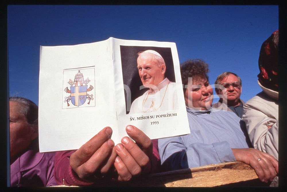 35mm vintage slide* 1993 Lituanie Kaunas GIOVANNI PAOLO II, people  Diapositiva d'epoca, in formato 35 mm.CONDIZIONI: GOODE' severamente vietata la riproduzione. Tutti i diritti sono riservati.Nella diapositiva ICharta mette in vendita, sul negozio eBay e in esclusiva sul sito "icharta" il proprio archivio composto da numerose diapositive e negativi fotografici d'epoca, tutti originali e autentici, che attraversano la storia del costume italiano tra gli la fine degli anni Sessanta e Novanta.Si tratta di uno sguardo inedito sull'attualit&agrave;, la politica, la vita quotidiana, il gossip e la cultura, che fotografa il cambiamento della nazione in quest'ultimo scorcio del XX secolo. Un'occasione unica per il mercato del collezionismo, che vede finalmente disponibile un archivio eccezionale per vastit&agrave;, tematiche e condizioni, in un settore (il negativo fotografico e la diapositiva) di assoluta novit&agrave; e dalle interessanti prospettive di investimento.  FAIR/discreto   originale e autentica 1