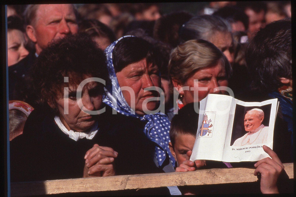 35mm vintage slide* 1993 Lituanie Kaunas GIOVANNI PAOLO II, people (2)  Diapositiva d'epoca, in formato 35 mm.CONDIZIONI: GOODE' severamente vietata la riproduzione. Tutti i diritti sono riservati.Nella diapositiva ICharta mette in vendita, sul negozio eBay e in esclusiva sul sito "icharta" il proprio archivio composto da numerose diapositive e negativi fotografici d'epoca, tutti originali e autentici, che attraversano la storia del costume italiano tra gli la fine degli anni Sessanta e Novanta.Si tratta di uno sguardo inedito sull'attualit&agrave;, la politica, la vita quotidiana, il gossip e la cultura, che fotografa il cambiamento della nazione in quest'ultimo scorcio del XX secolo. Un'occasione unica per il mercato del collezionismo, che vede finalmente disponibile un archivio eccezionale per vastit&agrave;, tematiche e condizioni, in un settore (il negativo fotografico e la diapositiva) di assoluta novit&agrave; e dalle interessanti prospettive di investimento.  FAIR/discreto   originale e autentica 1