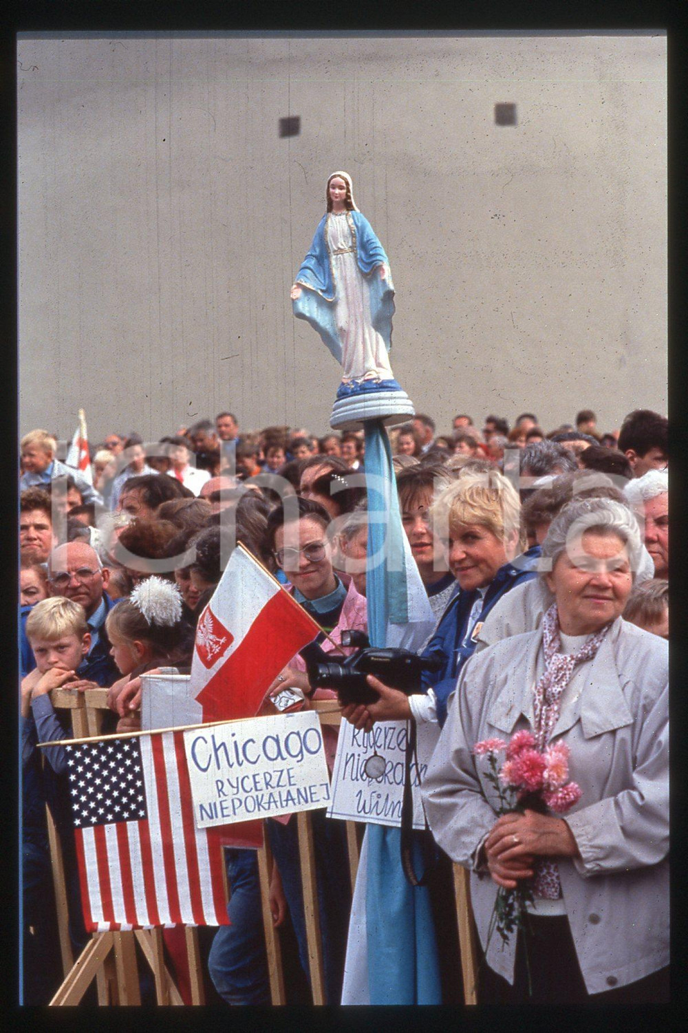 35mm vintage slide* 1993 Vilnius GIOVANNI PAOLO II, people (2)  Diapositiva d'epoca, in formato 35 mm.CONDIZIONI: GOODE' severamente vietata la riproduzione. Tutti i diritti sono riservati.Nella diapositiva ICharta mette in vendita, sul negozio eBay e in esclusiva sul sito "icharta" il proprio archivio composto da numerose diapositive e negativi fotografici d'epoca, tutti originali e autentici, che attraversano la storia del costume italiano tra gli la fine degli anni Sessanta e Novanta.Si tratta di uno sguardo inedito sull'attualit&agrave;, la politica, la vita quotidiana, il gossip e la cultura, che fotografa il cambiamento della nazione in quest'ultimo scorcio del XX secolo. Un'occasione unica per il mercato del collezionismo, che vede finalmente disponibile un archivio eccezionale per vastit&agrave;, tematiche e condizioni, in un settore (il negativo fotografico e la diapositiva) di assoluta novit&agrave; e dalle interessanti prospettive di investimento.  FAIR/discreto   originale e autentica 1