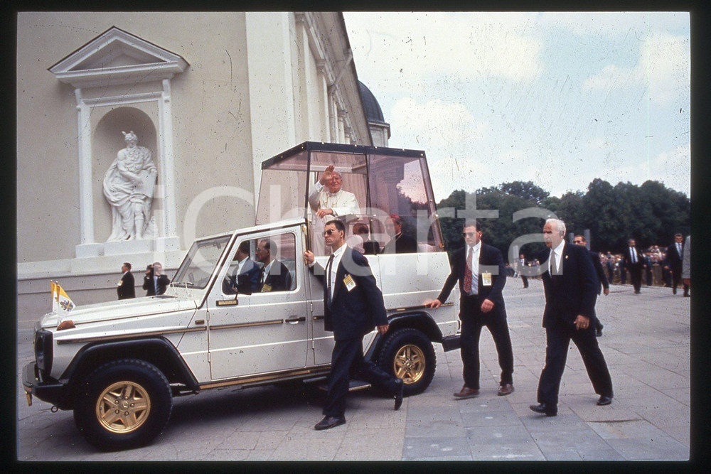 35mm vintage slide* 1993 Vilnius, GIOVANNI PAOLO II, Popemobile  Diapositiva d'epoca, in formato 35 mm.CONDIZIONI: GOODE' severamente vietata la riproduzione. Tutti i diritti sono riservati.Nella diapositiva ICharta mette in vendita, sul negozio eBay e in esclusiva sul sito "icharta" il proprio archivio composto da numerose diapositive e negativi fotografici d'epoca, tutti originali e autentici, che attraversano la storia del costume italiano tra gli la fine degli anni Sessanta e Novanta.Si tratta di uno sguardo inedito sull'attualit&agrave;, la politica, la vita quotidiana, il gossip e la cultura, che fotografa il cambiamento della nazione in quest'ultimo scorcio del XX secolo. Un'occasione unica per il mercato del collezionismo, che vede finalmente disponibile un archivio eccezionale per vastit&agrave;, tematiche e condizioni, in un settore (il negativo fotografico e la diapositiva) di assoluta novit&agrave; e dalle interessanti prospettive di investimento.  FAIR/discreto   originale e autentica 1