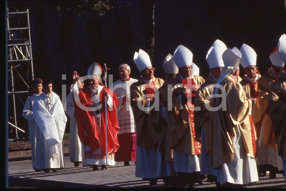 35mm vintage slide* 1993 Lituanie, Kaunas, Giovanni Paolo II, religious  Diapositiva d'epoca, in formato 35 mm.CONDIZIONI: GOODE' severamente vietata la riproduzione. Tutti i diritti sono riservati.Nella diapositiva ICharta mette in vendita, sul negozio eBay e in esclusiva sul sito "icharta" il proprio archivio composto da numerose diapositive e negativi fotografici d'epoca, tutti originali e autentici, che attraversano la storia del costume italiano tra gli la fine degli anni Sessanta e Novanta.Si tratta di uno sguardo inedito sull'attualit&agrave;, la politica, la vita quotidiana, il gossip e la cultura, che fotografa il cambiamento della nazione in quest'ultimo scorcio del XX secolo. Un'occasione unica per il mercato del collezionismo, che vede finalmente disponibile un archivio eccezionale per vastit&agrave;, tematiche e condizioni, in un settore (il negativo fotografico e la diapositiva) di assoluta novit&agrave; e dalle interessanti prospettive di investimento.  FAIR/discreto   originale e autentica 1