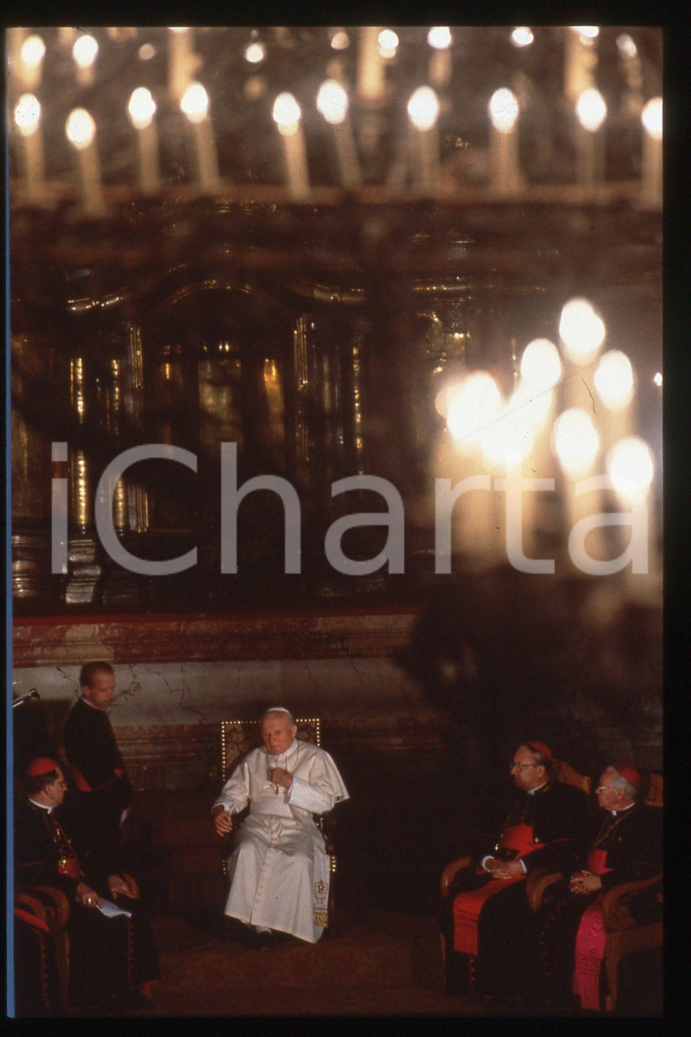 35mm vintage slide* 1993 Lituanie, Vilnius, Giovanni Paolo II  Diapositiva d'epoca, in formato 35 mm.CONDIZIONI: GOODE' severamente vietata la riproduzione. Tutti i diritti sono riservati.Nella diapositiva ICharta mette in vendita, sul negozio eBay e in esclusiva sul sito "icharta" il proprio archivio composto da numerose diapositive e negativi fotografici d'epoca, tutti originali e autentici, che attraversano la storia del costume italiano tra gli la fine degli anni Sessanta e Novanta.Si tratta di uno sguardo inedito sull'attualit&agrave;, la politica, la vita quotidiana, il gossip e la cultura, che fotografa il cambiamento della nazione in quest'ultimo scorcio del XX secolo. Un'occasione unica per il mercato del collezionismo, che vede finalmente disponibile un archivio eccezionale per vastit&agrave;, tematiche e condizioni, in un settore (il negativo fotografico e la diapositiva) di assoluta novit&agrave; e dalle interessanti prospettive di investimento.  FAIR/discreto   originale e autentica 1