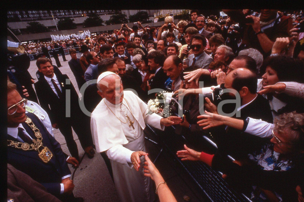 35mm vintage slide* 1984 CANADA Papa Giovanni Paolo II with people  Diapositiva d'epoca, in formato 35 mm.CONDIZIONI: GOODE' severamente vietata la riproduzione. Tutti i diritti sono riservati.Nella diapositiva ICharta mette in vendita, sul negozio eBay e in esclusiva sul sito "icharta" il proprio archivio composto da numerose diapositive e negativi fotografici d'epoca, tutti originali e autentici, che attraversano la storia del costume italiano tra gli la fine degli anni Sessanta e Novanta.Si tratta di uno sguardo inedito sull'attualit&agrave;, la politica, la vita quotidiana, il gossip e la cultura, che fotografa il cambiamento della nazione in quest'ultimo scorcio del XX secolo. Un'occasione unica per il mercato del collezionismo, che vede finalmente disponibile un archivio eccezionale per vastit&agrave;, tematiche e condizioni, in un settore (il negativo fotografico e la diapositiva) di assoluta novit&agrave; e dalle interessanti prospettive di investimento.  FAIR/discreto   originale e autentica 1
