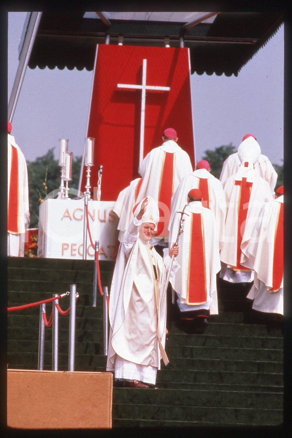 35mm vintage slide* 1982 COSTUME Giovanni Paolo II  Diapositiva d'epoca, in formato 35 mm.CONDIZIONI: GOODE' severamente vietata la riproduzione. Tutti i diritti sono riservati.Nella diapositiva ICharta mette in vendita, sul negozio eBay e in esclusiva sul sito "icharta" il proprio archivio composto da numerose diapositive e negativi fotografici d'epoca, tutti originali e autentici, che attraversano la storia del costume italiano tra gli la fine degli anni Sessanta e Novanta.Si tratta di uno sguardo inedito sull'attualit&agrave;, la politica, la vita quotidiana, il gossip e la cultura, che fotografa il cambiamento della nazione in quest'ultimo scorcio del XX secolo. Un'occasione unica per il mercato del collezionismo, che vede finalmente disponibile un archivio eccezionale per vastit&agrave;, tematiche e condizioni, in un settore (il negativo fotografico e la diapositiva) di assoluta novit&agrave; e dalle interessanti prospettive di investimento.  FAIR/discreto   originale e autentica 1