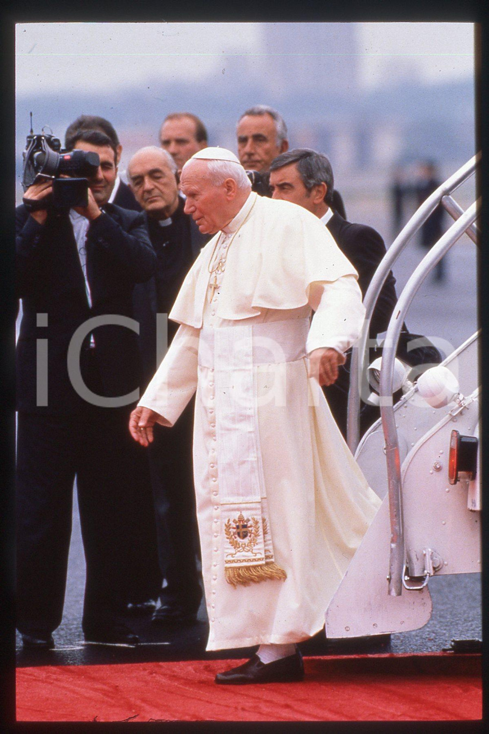 35mm vintage slide*  1995 USA Pope Giovanni Paolo II at the airport (2)  Diapositiva d'epoca, in formato 35 mm.CONDIZIONI: GOODE' severamente vietata la riproduzione. Tutti i diritti sono riservati.Nella diapositiva ICharta mette in vendita, sul negozio eBay e in esclusiva sul sito "icharta" il proprio archivio composto da numerose diapositive e negativi fotografici d'epoca, tutti originali e autentici, che attraversano la storia del costume italiano tra gli la fine degli anni Sessanta e Novanta.Si tratta di uno sguardo inedito sull'attualit&agrave;, la politica, la vita quotidiana, il gossip e la cultura, che fotografa il cambiamento della nazione in quest'ultimo scorcio del XX secolo. Un'occasione unica per il mercato del collezionismo, che vede finalmente disponibile un archivio eccezionale per vastit&agrave;, tematiche e condizioni, in un settore (il negativo fotografico e la diapositiva) di assoluta novit&agrave; e dalle interessanti prospettive di investimento.  FAIR/discreto   originale e autentica 1