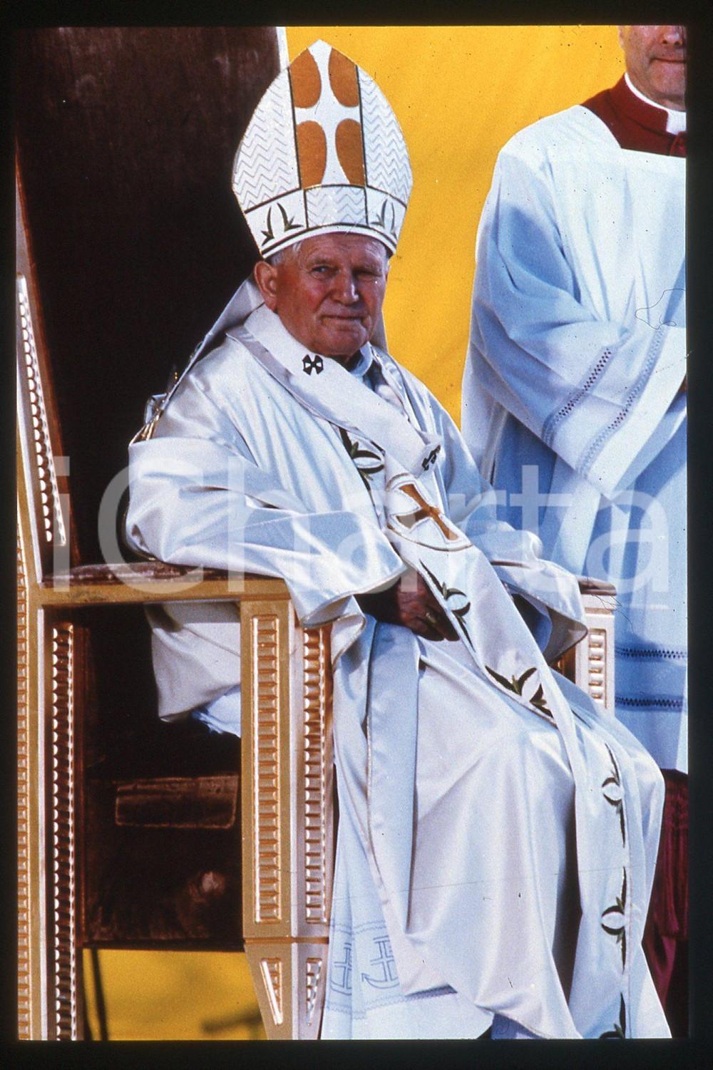 35mm vintage slide* 1995 USA Giovanni Paolo II pastoral visit  Diapositiva d'epoca, in formato 35 mm.CONDIZIONI: GOODE' severamente vietata la riproduzione. Tutti i diritti sono riservati.Nella diapositiva ICharta mette in vendita, sul negozio eBay e in esclusiva sul sito "icharta" il proprio archivio composto da numerose diapositive e negativi fotografici d'epoca, tutti originali e autentici, che attraversano la storia del costume italiano tra gli la fine degli anni Sessanta e Novanta.Si tratta di uno sguardo inedito sull'attualit&agrave;, la politica, la vita quotidiana, il gossip e la cultura, che fotografa il cambiamento della nazione in quest'ultimo scorcio del XX secolo. Un'occasione unica per il mercato del collezionismo, che vede finalmente disponibile un archivio eccezionale per vastit&agrave;, tematiche e condizioni, in un settore (il negativo fotografico e la diapositiva) di assoluta novit&agrave; e dalle interessanti prospettive di investimento.  FAIR/discreto   originale e autentica 1