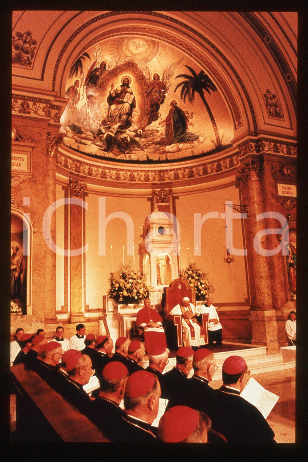 35mm vintage slide* 1995 USA Giovanni Paolo II pastoral visit (1)  Diapositiva d'epoca, in formato 35 mm.CONDIZIONI: GOODE' severamente vietata la riproduzione. Tutti i diritti sono riservati.Nella diapositiva ICharta mette in vendita, sul negozio eBay e in esclusiva sul sito "icharta" il proprio archivio composto da numerose diapositive e negativi fotografici d'epoca, tutti originali e autentici, che attraversano la storia del costume italiano tra gli la fine degli anni Sessanta e Novanta.Si tratta di uno sguardo inedito sull'attualit&agrave;, la politica, la vita quotidiana, il gossip e la cultura, che fotografa il cambiamento della nazione in quest'ultimo scorcio del XX secolo. Un'occasione unica per il mercato del collezionismo, che vede finalmente disponibile un archivio eccezionale per vastit&agrave;, tematiche e condizioni, in un settore (il negativo fotografico e la diapositiva) di assoluta novit&agrave; e dalle interessanti prospettive di investimento.  FAIR/discreto   originale e autentica 1