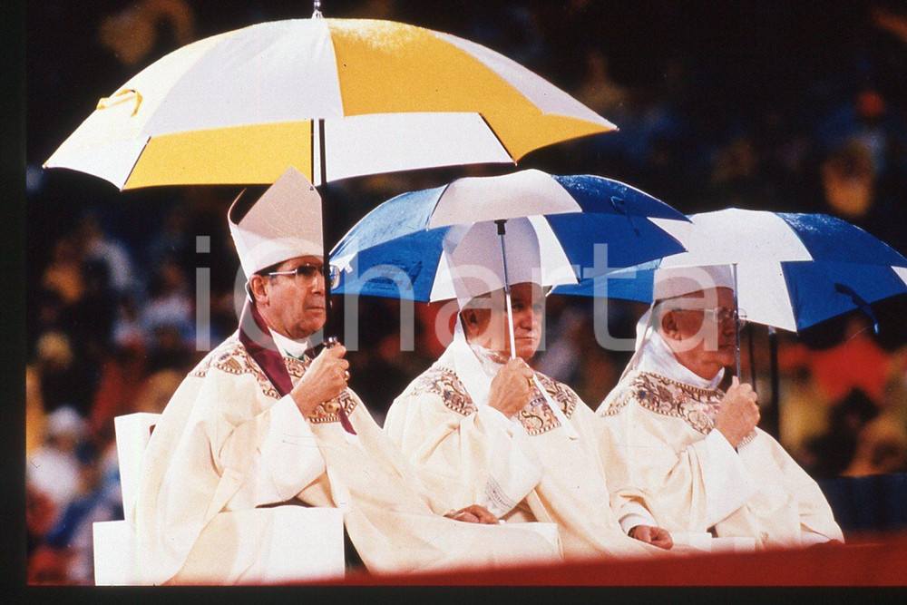 35mm vintage slide* 1995 USA Giovanni Paolo II pastoral visit (2)  Diapositiva d'epoca, in formato 35 mm.CONDIZIONI: GOODE' severamente vietata la riproduzione. Tutti i diritti sono riservati.Nella diapositiva ICharta mette in vendita, sul negozio eBay e in esclusiva sul sito "icharta" il proprio archivio composto da numerose diapositive e negativi fotografici d'epoca, tutti originali e autentici, che attraversano la storia del costume italiano tra gli la fine degli anni Sessanta e Novanta.Si tratta di uno sguardo inedito sull'attualit&agrave;, la politica, la vita quotidiana, il gossip e la cultura, che fotografa il cambiamento della nazione in quest'ultimo scorcio del XX secolo. Un'occasione unica per il mercato del collezionismo, che vede finalmente disponibile un archivio eccezionale per vastit&agrave;, tematiche e condizioni, in un settore (il negativo fotografico e la diapositiva) di assoluta novit&agrave; e dalle interessanti prospettive di investimento.  FAIR/discreto   originale e autentica 1