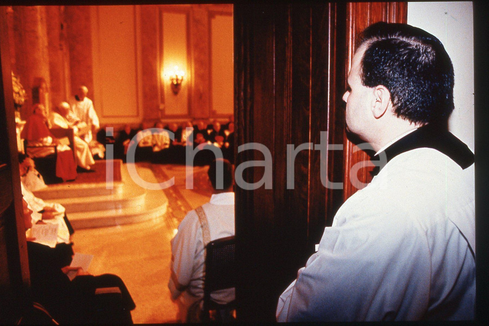 35mm vintage slide* 1995 USA Giovanni Paolo II pastoral visit (3)  Diapositiva d'epoca, in formato 35 mm.CONDIZIONI: GOODE' severamente vietata la riproduzione. Tutti i diritti sono riservati.Nella diapositiva ICharta mette in vendita, sul negozio eBay e in esclusiva sul sito "icharta" il proprio archivio composto da numerose diapositive e negativi fotografici d'epoca, tutti originali e autentici, che attraversano la storia del costume italiano tra gli la fine degli anni Sessanta e Novanta.Si tratta di uno sguardo inedito sull'attualit&agrave;, la politica, la vita quotidiana, il gossip e la cultura, che fotografa il cambiamento della nazione in quest'ultimo scorcio del XX secolo. Un'occasione unica per il mercato del collezionismo, che vede finalmente disponibile un archivio eccezionale per vastit&agrave;, tematiche e condizioni, in un settore (il negativo fotografico e la diapositiva) di assoluta novit&agrave; e dalle interessanti prospettive di investimento.  FAIR/discreto   originale e autentica 1