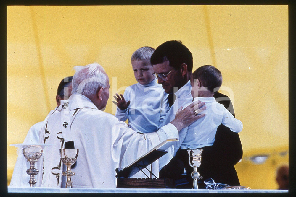 35mm vintage slide* 1995 USA Giovanni Paolo II pastoral visit (4)  Diapositiva d'epoca, in formato 35 mm.CONDIZIONI: GOODE' severamente vietata la riproduzione. Tutti i diritti sono riservati.Nella diapositiva ICharta mette in vendita, sul negozio eBay e in esclusiva sul sito "icharta" il proprio archivio composto da numerose diapositive e negativi fotografici d'epoca, tutti originali e autentici, che attraversano la storia del costume italiano tra gli la fine degli anni Sessanta e Novanta.Si tratta di uno sguardo inedito sull'attualit&agrave;, la politica, la vita quotidiana, il gossip e la cultura, che fotografa il cambiamento della nazione in quest'ultimo scorcio del XX secolo. Un'occasione unica per il mercato del collezionismo, che vede finalmente disponibile un archivio eccezionale per vastit&agrave;, tematiche e condizioni, in un settore (il negativo fotografico e la diapositiva) di assoluta novit&agrave; e dalle interessanti prospettive di investimento.  FAIR/discreto   originale e autentica 1
