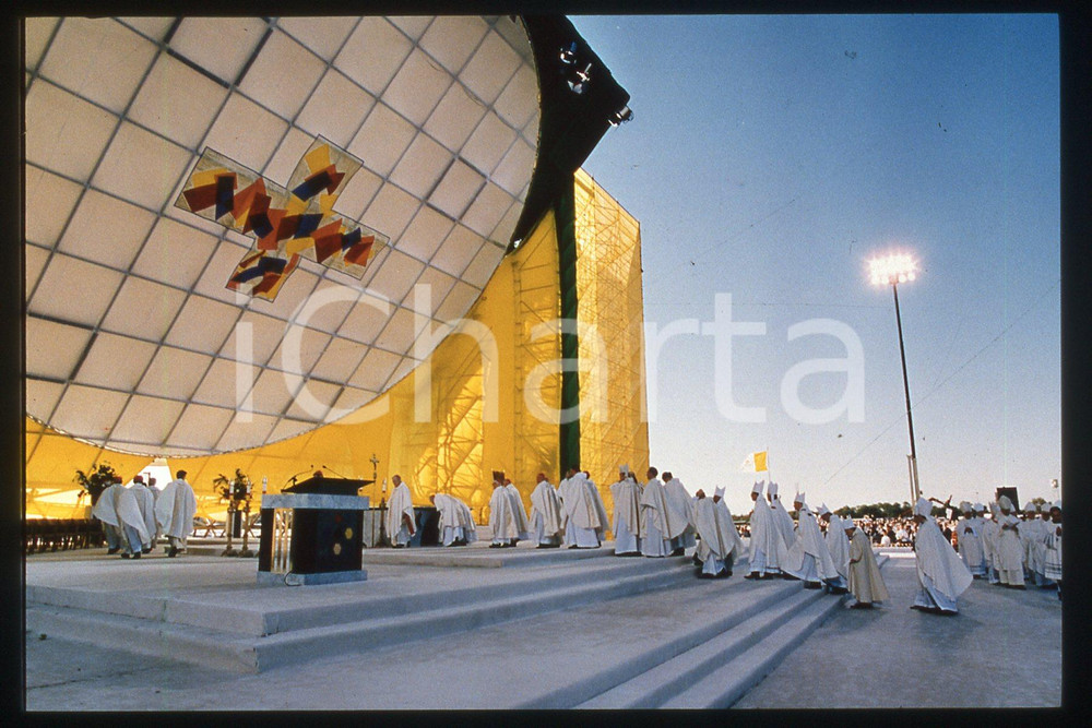 35mm vintage slide* 1995 USA Giovanni Paolo II - Pastoral visit (1)  Diapositiva d'epoca, in formato 35 mm.CONDIZIONI: GOODE' severamente vietata la riproduzione. Tutti i diritti sono riservati.Nella diapositiva ICharta mette in vendita, sul negozio eBay e in esclusiva sul sito "icharta" il proprio archivio composto da numerose diapositive e negativi fotografici d'epoca, tutti originali e autentici, che attraversano la storia del costume italiano tra gli la fine degli anni Sessanta e Novanta.Si tratta di uno sguardo inedito sull'attualit&agrave;, la politica, la vita quotidiana, il gossip e la cultura, che fotografa il cambiamento della nazione in quest'ultimo scorcio del XX secolo. Un'occasione unica per il mercato del collezionismo, che vede finalmente disponibile un archivio eccezionale per vastit&agrave;, tematiche e condizioni, in un settore (il negativo fotografico e la diapositiva) di assoluta novit&agrave; e dalle interessanti prospettive di investimento.  FAIR/discreto   originale e autentica 1