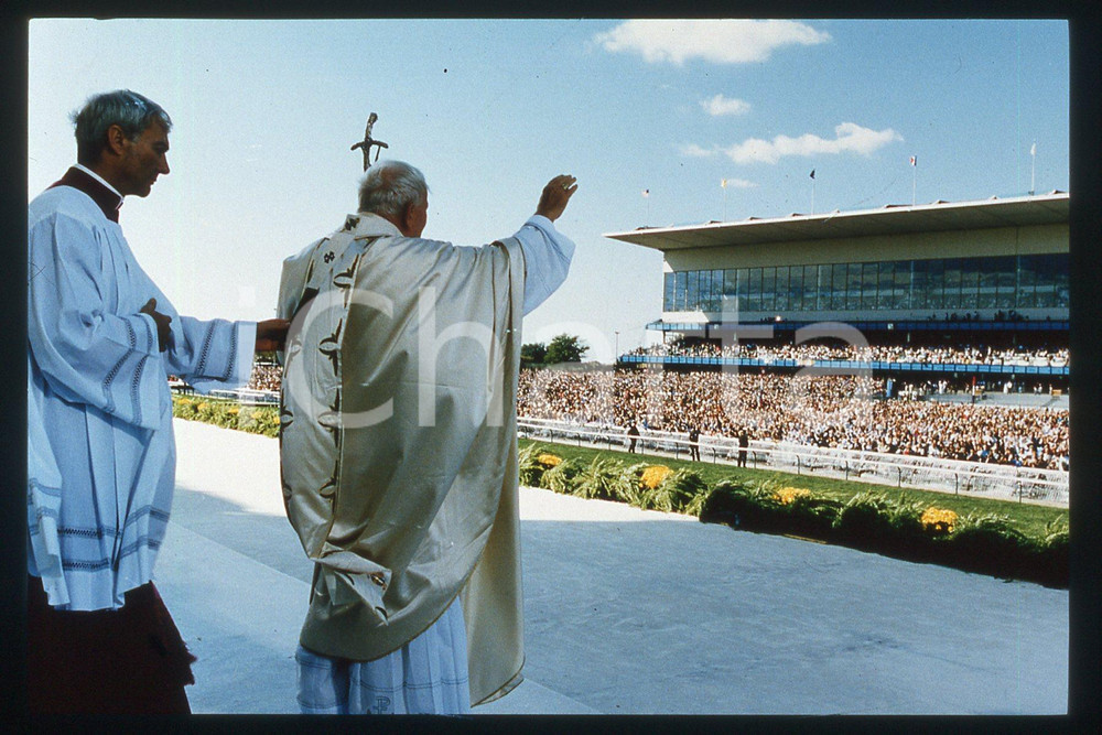 35mm vintage slide* 1995 USA Giovanni Paolo II pastoral visit (5)  Diapositiva d'epoca, in formato 35 mm.CONDIZIONI: GOODE' severamente vietata la riproduzione. Tutti i diritti sono riservati.Nella diapositiva ICharta mette in vendita, sul negozio eBay e in esclusiva sul sito "icharta" il proprio archivio composto da numerose diapositive e negativi fotografici d'epoca, tutti originali e autentici, che attraversano la storia del costume italiano tra gli la fine degli anni Sessanta e Novanta.Si tratta di uno sguardo inedito sull'attualit&agrave;, la politica, la vita quotidiana, il gossip e la cultura, che fotografa il cambiamento della nazione in quest'ultimo scorcio del XX secolo. Un'occasione unica per il mercato del collezionismo, che vede finalmente disponibile un archivio eccezionale per vastit&agrave;, tematiche e condizioni, in un settore (il negativo fotografico e la diapositiva) di assoluta novit&agrave; e dalle interessanti prospettive di investimento.  FAIR/discreto   originale e autentica 1