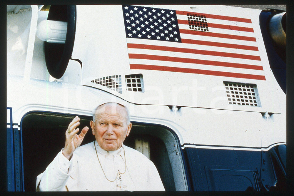 35mm vintage slide* 1995 USA Giovanni Paolo II - Pastoral visit (2)  Diapositiva d'epoca, in formato 35 mm.CONDIZIONI: GOODE' severamente vietata la riproduzione. Tutti i diritti sono riservati.Nella diapositiva ICharta mette in vendita, sul negozio eBay e in esclusiva sul sito "icharta" il proprio archivio composto da numerose diapositive e negativi fotografici d'epoca, tutti originali e autentici, che attraversano la storia del costume italiano tra gli la fine degli anni Sessanta e Novanta.Si tratta di uno sguardo inedito sull'attualit&agrave;, la politica, la vita quotidiana, il gossip e la cultura, che fotografa il cambiamento della nazione in quest'ultimo scorcio del XX secolo. Un'occasione unica per il mercato del collezionismo, che vede finalmente disponibile un archivio eccezionale per vastit&agrave;, tematiche e condizioni, in un settore (il negativo fotografico e la diapositiva) di assoluta novit&agrave; e dalle interessanti prospettive di investimento.  FAIR/discreto   originale e autentica 1