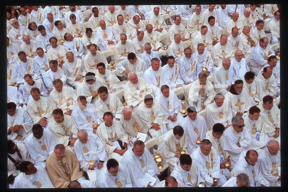35mm vintage slide* 1995 NEW YORK Central Park - Pope's Mass - Priests (2)  Diapositiva d'epoca, in formato 35 mm.CONDIZIONI: GOODE' severamente vietata la riproduzione. Tutti i diritti sono riservati.Nella diapositiva ICharta mette in vendita, sul negozio eBay e in esclusiva sul sito "icharta" il proprio archivio composto da numerose diapositive e negativi fotografici d'epoca, tutti originali e autentici, che attraversano la storia del costume italiano tra gli la fine degli anni Sessanta e Novanta.Si tratta di uno sguardo inedito sull'attualit&agrave;, la politica, la vita quotidiana, il gossip e la cultura, che fotografa il cambiamento della nazione in quest'ultimo scorcio del XX secolo. Un'occasione unica per il mercato del collezionismo, che vede finalmente disponibile un archivio eccezionale per vastit&agrave;, tematiche e condizioni, in un settore (il negativo fotografico e la diapositiva) di assoluta novit&agrave; e dalle interessanti prospettive di investimento.  FAIR/discreto   originale e autentica 1