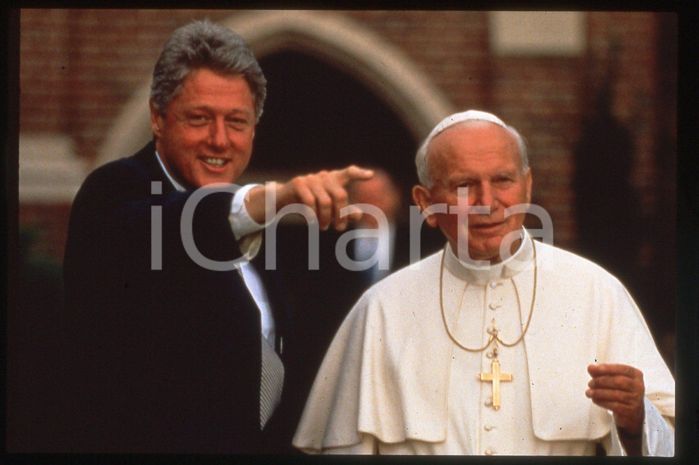 35mm vintage slide* 1995 USA Giovanni Paolo II and Bill CLINTON (1)  Diapositiva d'epoca, in formato 35 mm.CONDIZIONI: GOODE' severamente vietata la riproduzione. Tutti i diritti sono riservati.Nella diapositiva ICharta mette in vendita, sul negozio eBay e in esclusiva sul sito "icharta" il proprio archivio composto da numerose diapositive e negativi fotografici d'epoca, tutti originali e autentici, che attraversano la storia del costume italiano tra gli la fine degli anni Sessanta e Novanta.Si tratta di uno sguardo inedito sull'attualit&agrave;, la politica, la vita quotidiana, il gossip e la cultura, che fotografa il cambiamento della nazione in quest'ultimo scorcio del XX secolo. Un'occasione unica per il mercato del collezionismo, che vede finalmente disponibile un archivio eccezionale per vastit&agrave;, tematiche e condizioni, in un settore (il negativo fotografico e la diapositiva) di assoluta novit&agrave; e dalle interessanti prospettive di investimento.  FAIR/discreto   originale e autentica 1