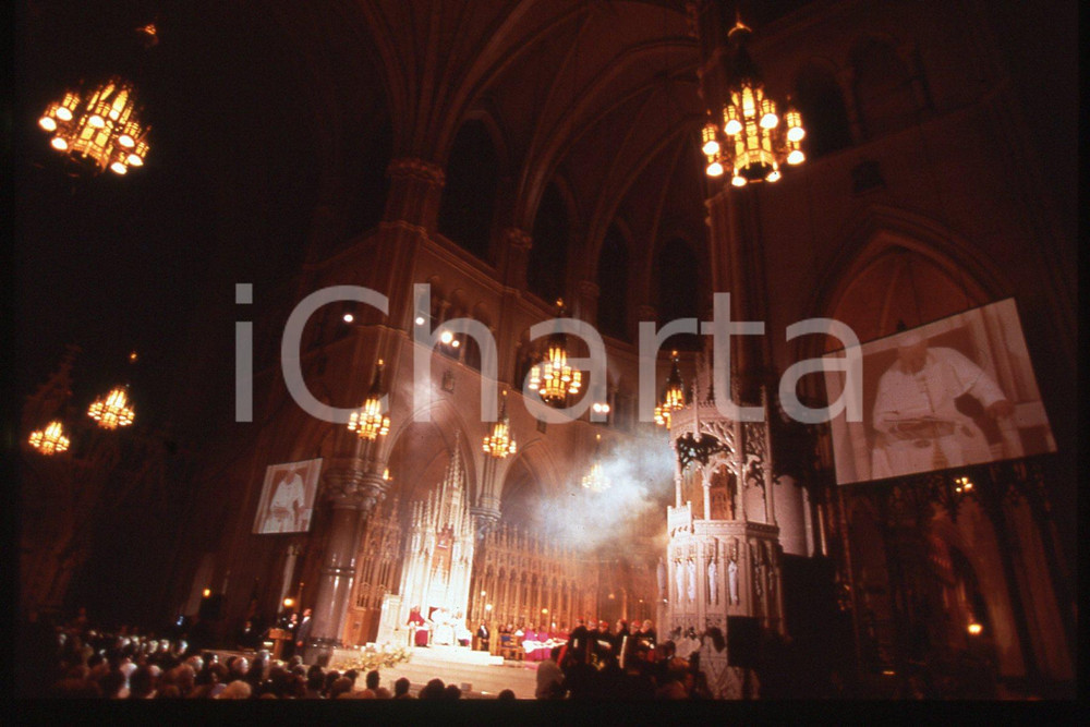 35mm vintage slide* 1995 USA - NEWARK Giovanni Paolo II (3)  Diapositiva d'epoca, in formato 35 mm.CONDIZIONI: GOODE' severamente vietata la riproduzione. Tutti i diritti sono riservati.Nella diapositiva ICharta mette in vendita, sul negozio eBay e in esclusiva sul sito "icharta" il proprio archivio composto da numerose diapositive e negativi fotografici d'epoca, tutti originali e autentici, che attraversano la storia del costume italiano tra gli la fine degli anni Sessanta e Novanta.Si tratta di uno sguardo inedito sull'attualit&agrave;, la politica, la vita quotidiana, il gossip e la cultura, che fotografa il cambiamento della nazione in quest'ultimo scorcio del XX secolo. Un'occasione unica per il mercato del collezionismo, che vede finalmente disponibile un archivio eccezionale per vastit&agrave;, tematiche e condizioni, in un settore (il negativo fotografico e la diapositiva) di assoluta novit&agrave; e dalle interessanti prospettive di investimento.  FAIR/discreto   originale e autentica 1