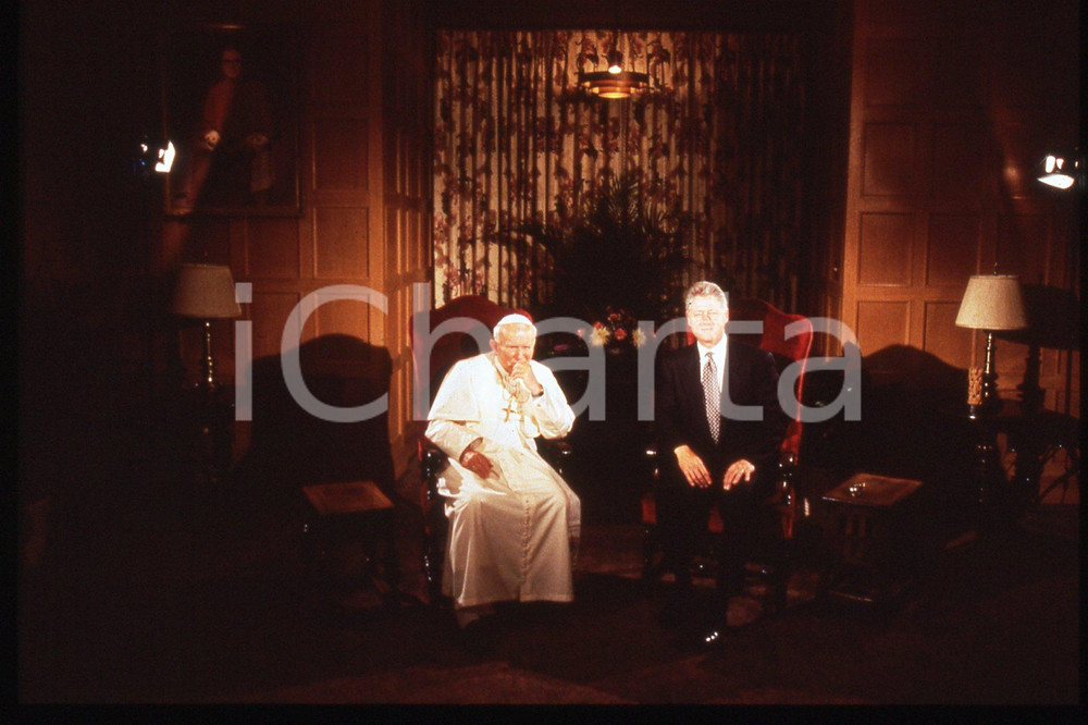 35mm vintage slide*1995 USA - NEWARK Bill CLINTON Giovanni Paolo II (1)  Diapositiva d'epoca, in formato 35 mm.CONDIZIONI: GOODE' severamente vietata la riproduzione. Tutti i diritti sono riservati.Nella diapositiva ICharta mette in vendita, sul negozio eBay e in esclusiva sul sito "icharta" il proprio archivio composto da numerose diapositive e negativi fotografici d'epoca, tutti originali e autentici, che attraversano la storia del costume italiano tra gli la fine degli anni Sessanta e Novanta.Si tratta di uno sguardo inedito sull'attualit&agrave;, la politica, la vita quotidiana, il gossip e la cultura, che fotografa il cambiamento della nazione in quest'ultimo scorcio del XX secolo. Un'occasione unica per il mercato del collezionismo, che vede finalmente disponibile un archivio eccezionale per vastit&agrave;, tematiche e condizioni, in un settore (il negativo fotografico e la diapositiva) di assoluta novit&agrave; e dalle interessanti prospettive di investimento.  FAIR/discreto   originale e autentica 1
