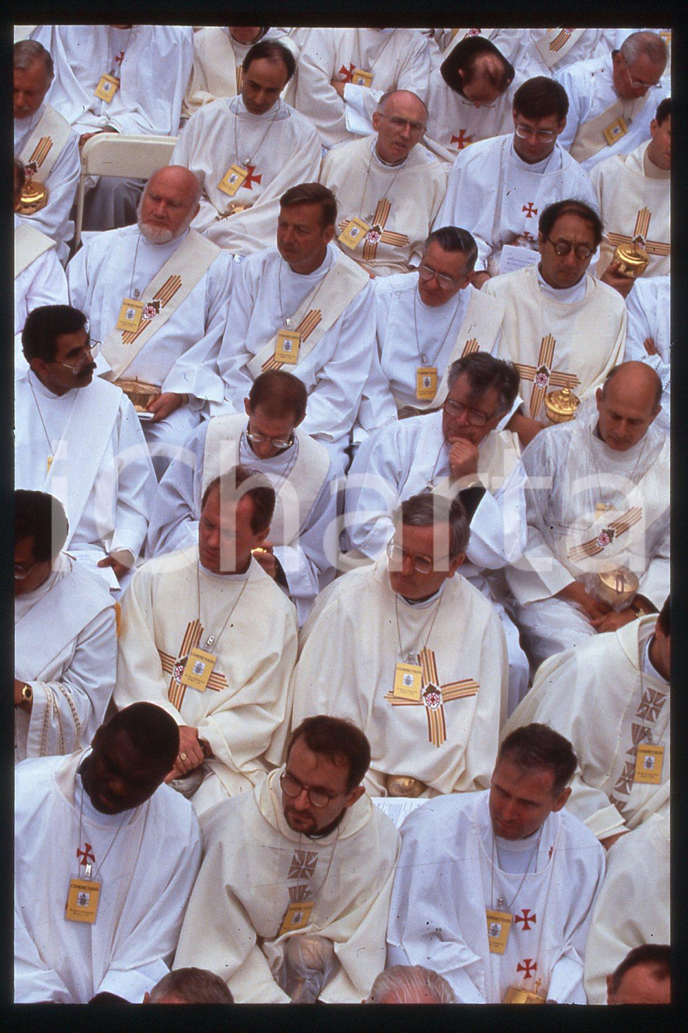 35mm vintage slide* 1995 NEW YORK Central Park - Pope's Mass - Priests  Diapositiva d'epoca, in formato 35 mm.CONDIZIONI: GOODE' severamente vietata la riproduzione. Tutti i diritti sono riservati.Nella diapositiva ICharta mette in vendita, sul negozio eBay e in esclusiva sul sito "icharta" il proprio archivio composto da numerose diapositive e negativi fotografici d'epoca, tutti originali e autentici, che attraversano la storia del costume italiano tra gli la fine degli anni Sessanta e Novanta.Si tratta di uno sguardo inedito sull'attualit&agrave;, la politica, la vita quotidiana, il gossip e la cultura, che fotografa il cambiamento della nazione in quest'ultimo scorcio del XX secolo. Un'occasione unica per il mercato del collezionismo, che vede finalmente disponibile un archivio eccezionale per vastit&agrave;, tematiche e condizioni, in un settore (il negativo fotografico e la diapositiva) di assoluta novit&agrave; e dalle interessanti prospettive di investimento.  FAIR/discreto   originale e autentica 1