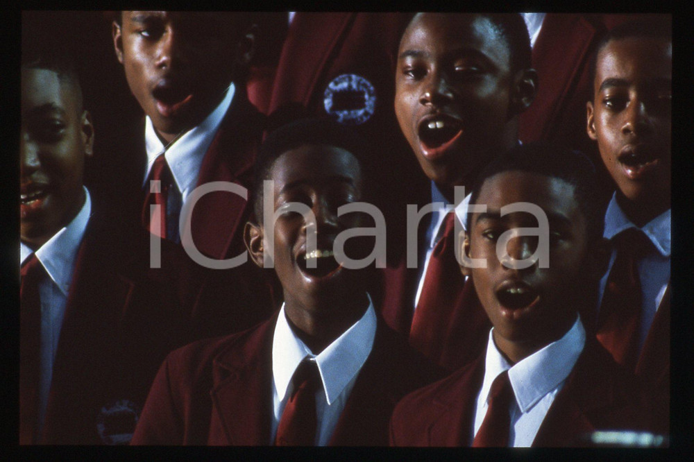 35mm vintage slide* 1995 NEW YORK Central Park - Pope's Mass - Choir  Diapositiva d'epoca, in formato 35 mm.CONDIZIONI: GOODE' severamente vietata la riproduzione. Tutti i diritti sono riservati.Nella diapositiva ICharta mette in vendita, sul negozio eBay e in esclusiva sul sito "icharta" il proprio archivio composto da numerose diapositive e negativi fotografici d'epoca, tutti originali e autentici, che attraversano la storia del costume italiano tra gli la fine degli anni Sessanta e Novanta.Si tratta di uno sguardo inedito sull'attualit&agrave;, la politica, la vita quotidiana, il gossip e la cultura, che fotografa il cambiamento della nazione in quest'ultimo scorcio del XX secolo. Un'occasione unica per il mercato del collezionismo, che vede finalmente disponibile un archivio eccezionale per vastit&agrave;, tematiche e condizioni, in un settore (il negativo fotografico e la diapositiva) di assoluta novit&agrave; e dalle interessanti prospettive di investimento.  FAIR/discreto   originale e autentica 1