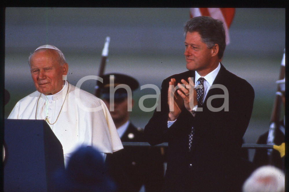 35mm vintage slide* 1995 USA Giovanni Paolo II and Bill CLINTON (2)  Diapositiva d'epoca, in formato 35 mm.CONDIZIONI: GOODE' severamente vietata la riproduzione. Tutti i diritti sono riservati.Nella diapositiva ICharta mette in vendita, sul negozio eBay e in esclusiva sul sito "icharta" il proprio archivio composto da numerose diapositive e negativi fotografici d'epoca, tutti originali e autentici, che attraversano la storia del costume italiano tra gli la fine degli anni Sessanta e Novanta.Si tratta di uno sguardo inedito sull'attualit&agrave;, la politica, la vita quotidiana, il gossip e la cultura, che fotografa il cambiamento della nazione in quest'ultimo scorcio del XX secolo. Un'occasione unica per il mercato del collezionismo, che vede finalmente disponibile un archivio eccezionale per vastit&agrave;, tematiche e condizioni, in un settore (il negativo fotografico e la diapositiva) di assoluta novit&agrave; e dalle interessanti prospettive di investimento.  FAIR/discreto   originale e autentica 1