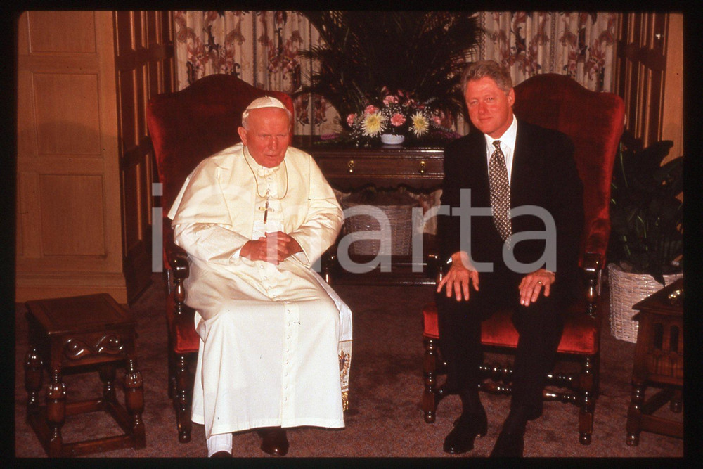 35mm vintage slide*1995 USA - NEWARK Bill CLINTON Giovanni Paolo II (2)  Diapositiva d'epoca, in formato 35 mm.CONDIZIONI: GOODE' severamente vietata la riproduzione. Tutti i diritti sono riservati.Nella diapositiva ICharta mette in vendita, sul negozio eBay e in esclusiva sul sito "icharta" il proprio archivio composto da numerose diapositive e negativi fotografici d'epoca, tutti originali e autentici, che attraversano la storia del costume italiano tra gli la fine degli anni Sessanta e Novanta.Si tratta di uno sguardo inedito sull'attualit&agrave;, la politica, la vita quotidiana, il gossip e la cultura, che fotografa il cambiamento della nazione in quest'ultimo scorcio del XX secolo. Un'occasione unica per il mercato del collezionismo, che vede finalmente disponibile un archivio eccezionale per vastit&agrave;, tematiche e condizioni, in un settore (il negativo fotografico e la diapositiva) di assoluta novit&agrave; e dalle interessanti prospettive di investimento.  FAIR/discreto   originale e autentica 1