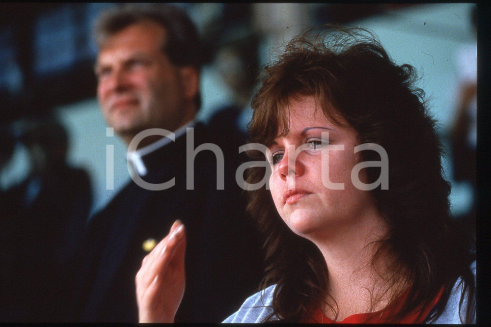 35mm vintage slide* 1995 BROOKLYN Aqueduct Racetrack - Waiting for Pope 1  Diapositiva d'epoca, in formato 35 mm.CONDIZIONI: GOODE' severamente vietata la riproduzione. Tutti i diritti sono riservati.Nella diapositiva ICharta mette in vendita, sul negozio eBay e in esclusiva sul sito "icharta" il proprio archivio composto da numerose diapositive e negativi fotografici d'epoca, tutti originali e autentici, che attraversano la storia del costume italiano tra gli la fine degli anni Sessanta e Novanta.Si tratta di uno sguardo inedito sull'attualit&agrave;, la politica, la vita quotidiana, il gossip e la cultura, che fotografa il cambiamento della nazione in quest'ultimo scorcio del XX secolo. Un'occasione unica per il mercato del collezionismo, che vede finalmente disponibile un archivio eccezionale per vastit&agrave;, tematiche e condizioni, in un settore (il negativo fotografico e la diapositiva) di assoluta novit&agrave; e dalle interessanti prospettive di investimento.   FAIR/discreto   originale e autentica 1