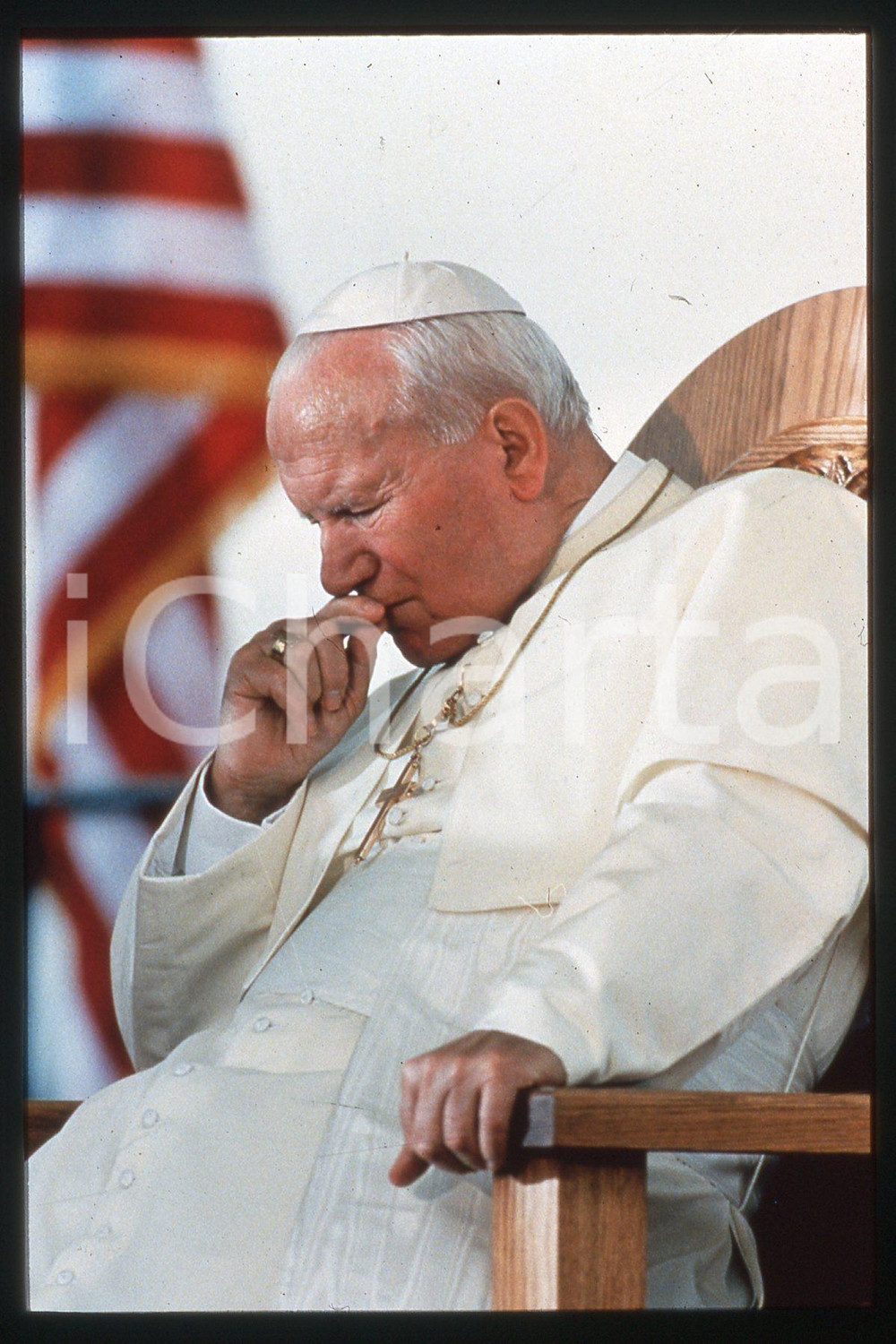 35mm vintage slide* 1995 USA - NEW YORK Giovanni Paolo II with american flag (2)  Diapositiva d'epoca, in formato 35 mm.CONDIZIONI: GOODE' severamente vietata la riproduzione. Tutti i diritti sono riservati.Nella diapositiva ICharta mette in vendita, sul negozio eBay e in esclusiva sul sito "icharta" il proprio archivio composto da numerose diapositive e negativi fotografici d'epoca, tutti originali e autentici, che attraversano la storia del costume italiano tra gli la fine degli anni Sessanta e Novanta.Si tratta di uno sguardo inedito sull'attualit&agrave;, la politica, la vita quotidiana, il gossip e la cultura, che fotografa il cambiamento della nazione in quest'ultimo scorcio del XX secolo. Un'occasione unica per il mercato del collezionismo, che vede finalmente disponibile un archivio eccezionale per vastit&agrave;, tematiche e condizioni, in un settore (il negativo fotografico e la diapositiva) di assoluta novit&agrave; e dalle interessanti prospettive di investimento.  FAIR/discreto   originale e autentica 1