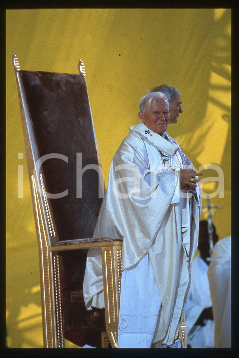 35mm vintage slide* 1995 BROOKLYN Aqueduct Racetrack - Giovanni Paolo II  Diapositiva d'epoca, in formato 35 mm.CONDIZIONI: GOODE' severamente vietata la riproduzione. Tutti i diritti sono riservati.Nella diapositiva ICharta mette in vendita, sul negozio eBay e in esclusiva sul sito "icharta" il proprio archivio composto da numerose diapositive e negativi fotografici d'epoca, tutti originali e autentici, che attraversano la storia del costume italiano tra gli la fine degli anni Sessanta e Novanta.Si tratta di uno sguardo inedito sull'attualit&agrave;, la politica, la vita quotidiana, il gossip e la cultura, che fotografa il cambiamento della nazione in quest'ultimo scorcio del XX secolo. Un'occasione unica per il mercato del collezionismo, che vede finalmente disponibile un archivio eccezionale per vastit&agrave;, tematiche e condizioni, in un settore (il negativo fotografico e la diapositiva) di assoluta novit&agrave; e dalle interessanti prospettive di investimento.  FAIR/discreto   originale e autentica 1