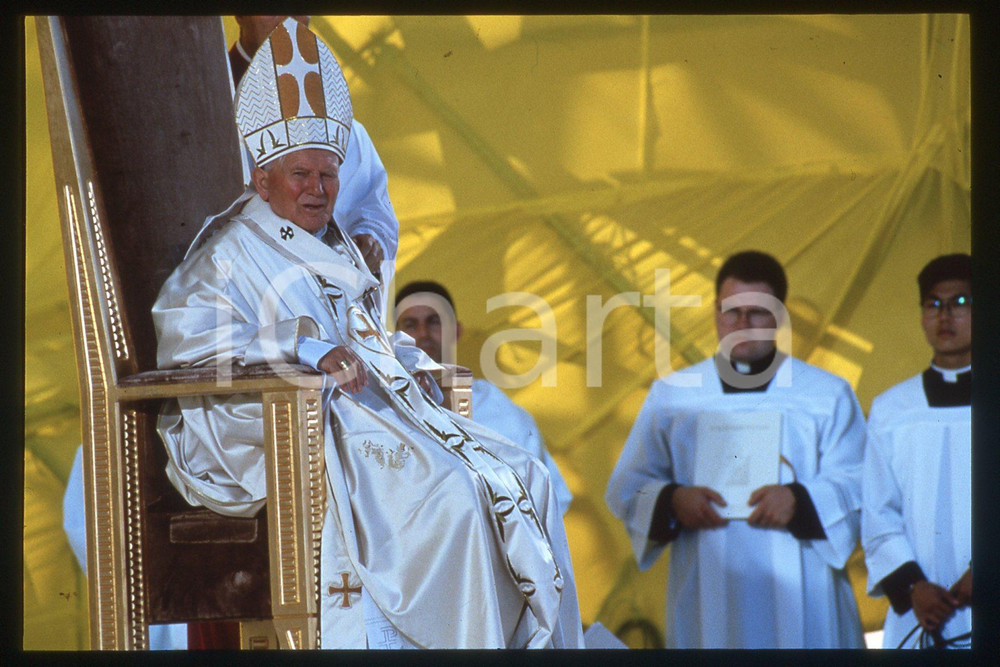35mm vintage slide* 1995 BROOKLYN Aqueduct Racetrack - Giovanni Paolo II (1)  Diapositiva d'epoca, in formato 35 mm.CONDIZIONI: GOODE' severamente vietata la riproduzione. Tutti i diritti sono riservati.Nella diapositiva ICharta mette in vendita, sul negozio eBay e in esclusiva sul sito "icharta" il proprio archivio composto da numerose diapositive e negativi fotografici d'epoca, tutti originali e autentici, che attraversano la storia del costume italiano tra gli la fine degli anni Sessanta e Novanta.Si tratta di uno sguardo inedito sull'attualit&agrave;, la politica, la vita quotidiana, il gossip e la cultura, che fotografa il cambiamento della nazione in quest'ultimo scorcio del XX secolo. Un'occasione unica per il mercato del collezionismo, che vede finalmente disponibile un archivio eccezionale per vastit&agrave;, tematiche e condizioni, in un settore (il negativo fotografico e la diapositiva) di assoluta novit&agrave; e dalle interessanti prospettive di investimento.  FAIR/discreto   originale e autentica 1