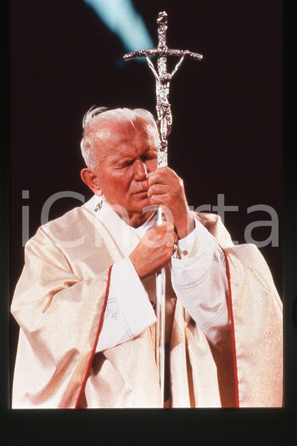 35mm vintage slide* 1995 USA - Pastoral visit - Giovanni Paolo II  Diapositiva d'epoca, in formato 35 mm.CONDIZIONI: GOODE' severamente vietata la riproduzione. Tutti i diritti sono riservati.Nella diapositiva ICharta mette in vendita, sul negozio eBay e in esclusiva sul sito "icharta" il proprio archivio composto da numerose diapositive e negativi fotografici d'epoca, tutti originali e autentici, che attraversano la storia del costume italiano tra gli la fine degli anni Sessanta e Novanta.Si tratta di uno sguardo inedito sull'attualit&agrave;, la politica, la vita quotidiana, il gossip e la cultura, che fotografa il cambiamento della nazione in quest'ultimo scorcio del XX secolo. Un'occasione unica per il mercato del collezionismo, che vede finalmente disponibile un archivio eccezionale per vastit&agrave;, tematiche e condizioni, in un settore (il negativo fotografico e la diapositiva) di assoluta novit&agrave; e dalle interessanti prospettive di investimento.  FAIR/discreto   originale e autentica 1