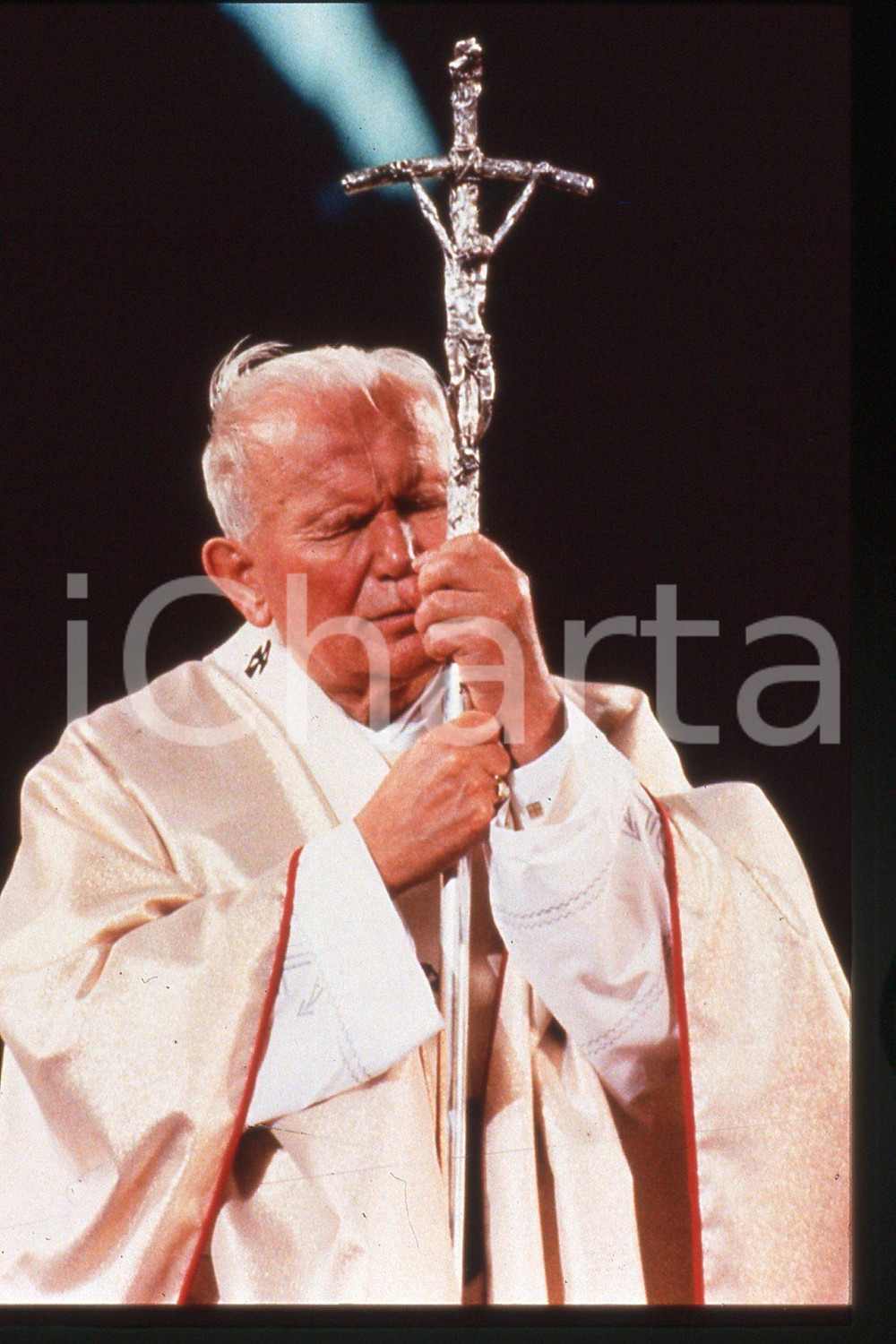 35mm vintage slide* 1995 USA - Pastoral visit - Giovanni Paolo II (1)  Diapositiva d'epoca, in formato 35 mm.CONDIZIONI: GOODE' severamente vietata la riproduzione. Tutti i diritti sono riservati.Nella diapositiva ICharta mette in vendita, sul negozio eBay e in esclusiva sul sito "icharta" il proprio archivio composto da numerose diapositive e negativi fotografici d'epoca, tutti originali e autentici, che attraversano la storia del costume italiano tra gli la fine degli anni Sessanta e Novanta.Si tratta di uno sguardo inedito sull'attualit&agrave;, la politica, la vita quotidiana, il gossip e la cultura, che fotografa il cambiamento della nazione in quest'ultimo scorcio del XX secolo. Un'occasione unica per il mercato del collezionismo, che vede finalmente disponibile un archivio eccezionale per vastit&agrave;, tematiche e condizioni, in un settore (il negativo fotografico e la diapositiva) di assoluta novit&agrave; e dalle interessanti prospettive di investimento.  FAIR/discreto   originale e autentica 1