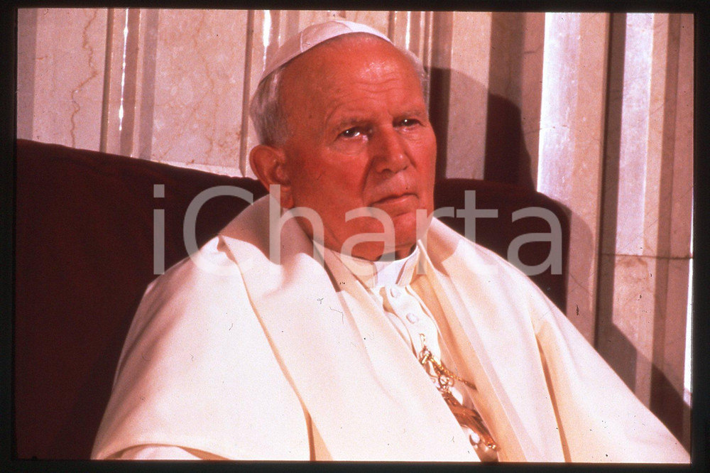 35mm vintage slide* 1995 USA - Pastoral visit - Giovanni Paolo II (2)  Diapositiva d'epoca, in formato 35 mm.CONDIZIONI: GOODE' severamente vietata la riproduzione. Tutti i diritti sono riservati.Nella diapositiva ICharta mette in vendita, sul negozio eBay e in esclusiva sul sito "icharta" il proprio archivio composto da numerose diapositive e negativi fotografici d'epoca, tutti originali e autentici, che attraversano la storia del costume italiano tra gli la fine degli anni Sessanta e Novanta.Si tratta di uno sguardo inedito sull'attualit&agrave;, la politica, la vita quotidiana, il gossip e la cultura, che fotografa il cambiamento della nazione in quest'ultimo scorcio del XX secolo. Un'occasione unica per il mercato del collezionismo, che vede finalmente disponibile un archivio eccezionale per vastit&agrave;, tematiche e condizioni, in un settore (il negativo fotografico e la diapositiva) di assoluta novit&agrave; e dalle interessanti prospettive di investimento.  FAIR/discreto   originale e autentica 1