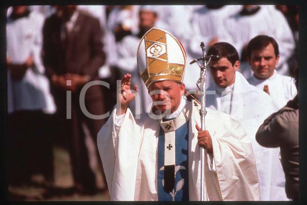 35mm vintage slide* 1983 POLAND Giovanni Paolo II  Diapositiva d'epoca, in formato 35 mm.CONDIZIONI: GOODE' severamente vietata la riproduzione. Tutti i diritti sono riservati.Nella diapositiva ICharta mette in vendita, sul negozio eBay e in esclusiva sul sito "icharta" il proprio archivio composto da numerose diapositive e negativi fotografici d'epoca, tutti originali e autentici, che attraversano la storia del costume italiano tra gli la fine degli anni Sessanta e Novanta.Si tratta di uno sguardo inedito sull'attualit&agrave;, la politica, la vita quotidiana, il gossip e la cultura, che fotografa il cambiamento della nazione in quest'ultimo scorcio del XX secolo. Un'occasione unica per il mercato del collezionismo, che vede finalmente disponibile un archivio eccezionale per vastit&agrave;, tematiche e condizioni, in un settore (il negativo fotografico e la diapositiva) di assoluta novit&agrave; e dalle interessanti prospettive di investimento.  FAIR/discreto   originale e autentica 1
