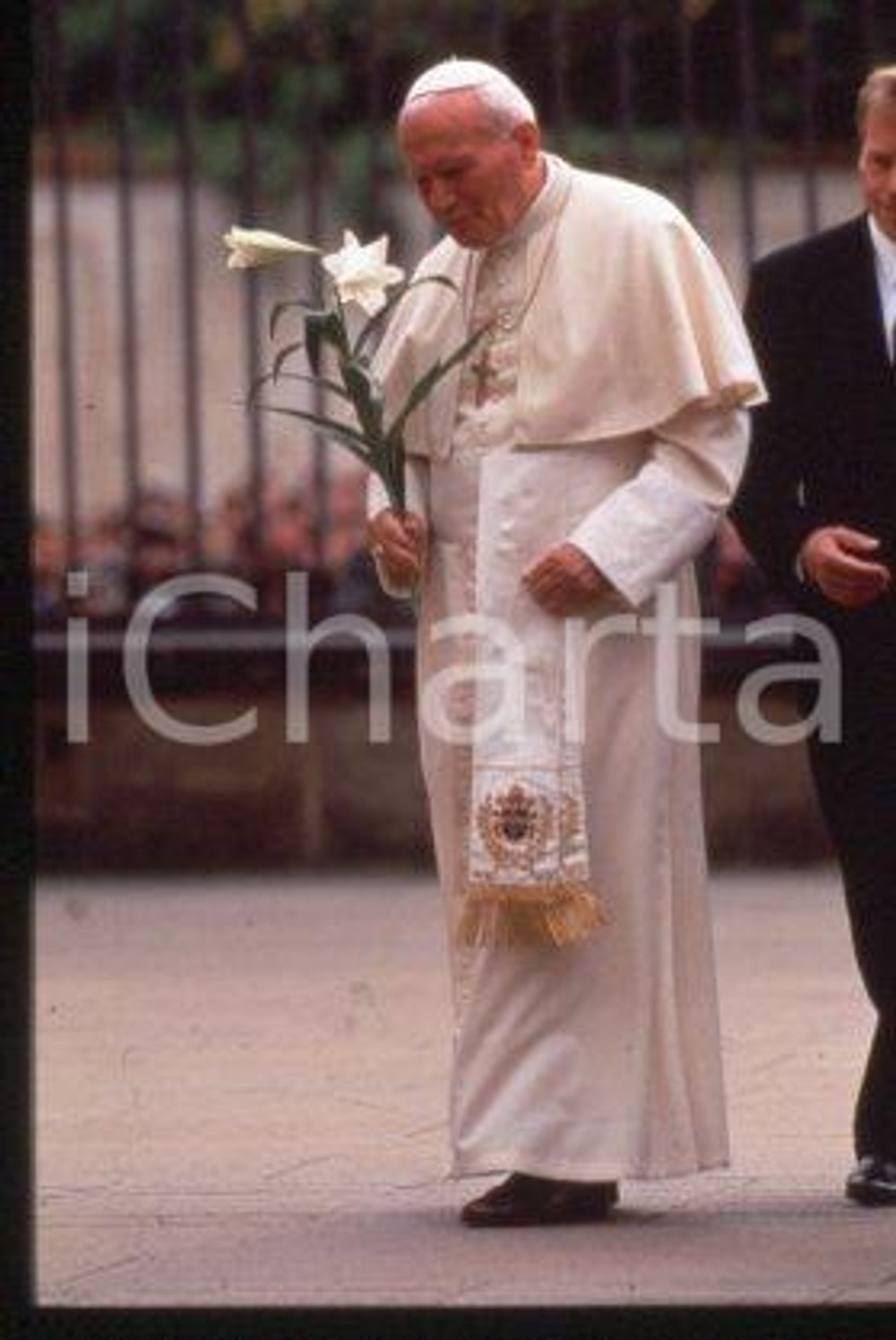 35mm vintage slide* 1995 PRAGUE Giovanni Paolo II with flowers  Diapositiva d'epoca, in formato 35 mm.CONDIZIONI: GOODE' severamente vietata la riproduzione. Tutti i diritti sono riservati.Nella diapositiva ICharta mette in vendita, sul negozio eBay e in esclusiva sul sito "icharta" il proprio archivio composto da numerose diapositive e negativi fotografici d'epoca, tutti originali e autentici, che attraversano la storia del costume italiano tra gli la fine degli anni Sessanta e Novanta.Si tratta di uno sguardo inedito sull'attualit&agrave;, la politica, la vita quotidiana, il gossip e la cultura, che fotografa il cambiamento della nazione in quest'ultimo scorcio del XX secolo. Un'occasione unica per il mercato del collezionismo, che vede finalmente disponibile un archivio eccezionale per vastit&agrave;, tematiche e condizioni, in un settore (il negativo fotografico e la diapositiva) di assoluta novit&agrave; e dalle interessanti prospettive di investimento.  GOOD/buono   originale e autentica 1