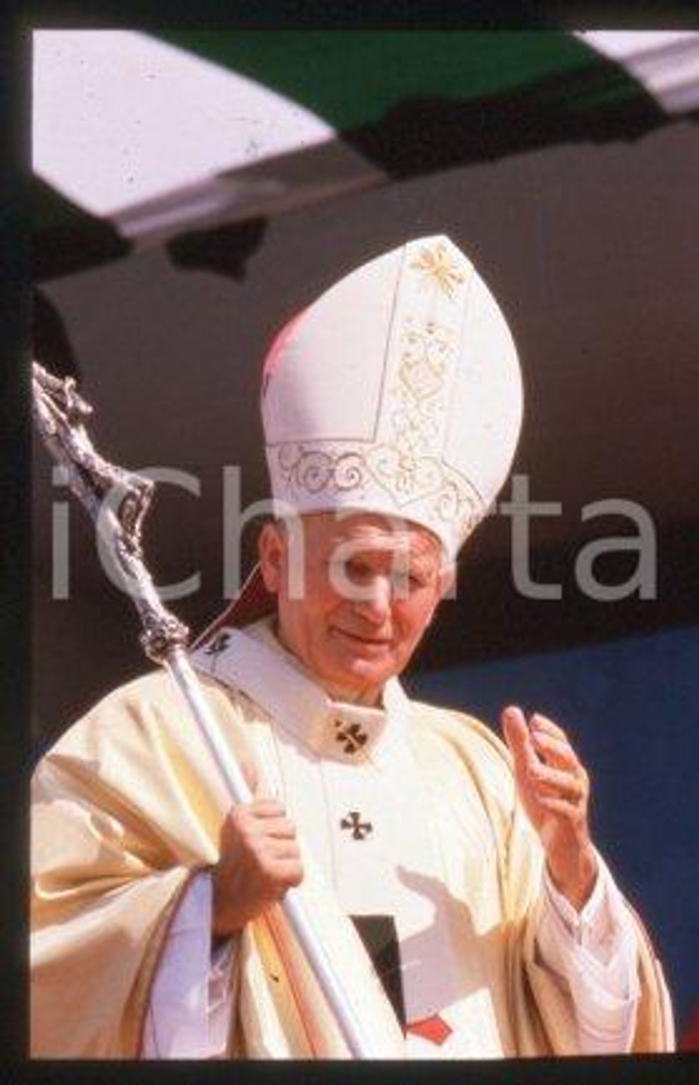 35mm vintage slide* 1986 BANGLADESH Giovanni Paolo II - Holy mass  Diapositiva d'epoca, in formato 35 mm.CONDIZIONI: GOODE' severamente vietata la riproduzione. Tutti i diritti sono riservati.Nella diapositiva ICharta mette in vendita, sul negozio eBay e in esclusiva sul sito "icharta" il proprio archivio composto da numerose diapositive e negativi fotografici d'epoca, tutti originali e autentici, che attraversano la storia del costume italiano tra gli la fine degli anni Sessanta e Novanta.Si tratta di uno sguardo inedito sull'attualit&agrave;, la politica, la vita quotidiana, il gossip e la cultura, che fotografa il cambiamento della nazione in quest'ultimo scorcio del XX secolo. Un'occasione unica per il mercato del collezionismo, che vede finalmente disponibile un archivio eccezionale per vastit&agrave;, tematiche e condizioni, in un settore (il negativo fotografico e la diapositiva) di assoluta novit&agrave; e dalle interessanti prospettive di investimento.  FAIR/discreto   originale e autentica 1