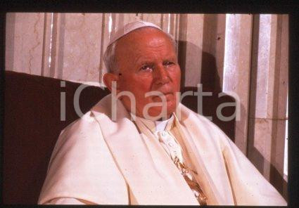 35mm vintage slide* 1995 USA - NEWARK Giovanni Paolo II (5)  Diapositiva d'epoca, in formato 35 mm.CONDIZIONI: GOODE' severamente vietata la riproduzione. Tutti i diritti sono riservati.Nella diapositiva ICharta mette in vendita, sul negozio eBay e in esclusiva sul sito "icharta" il proprio archivio composto da numerose diapositive e negativi fotografici d'epoca, tutti originali e autentici, che attraversano la storia del costume italiano tra gli la fine degli anni Sessanta e Novanta.Si tratta di uno sguardo inedito sull'attualit&agrave;, la politica, la vita quotidiana, il gossip e la cultura, che fotografa il cambiamento della nazione in quest'ultimo scorcio del XX secolo. Un'occasione unica per il mercato del collezionismo, che vede finalmente disponibile un archivio eccezionale per vastit&agrave;, tematiche e condizioni, in un settore (il negativo fotografico e la diapositiva) di assoluta novit&agrave; e dalle interessanti prospettive di investimento.  FAIR/discreto   originale e autentica 1