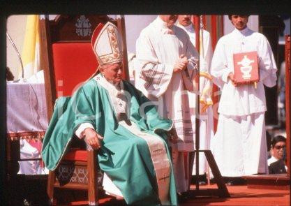 35mm vintage slide* 1981 MANILA Giovanni Paolo II  Diapositiva d'epoca, in formato 35 mm.CONDIZIONI: GOODE' severamente vietata la riproduzione. Tutti i diritti sono riservati.Nella diapositiva ICharta mette in vendita, sul negozio eBay e in esclusiva sul sito "icharta" il proprio archivio composto da numerose diapositive e negativi fotografici d'epoca, tutti originali e autentici, che attraversano la storia del costume italiano tra gli la fine degli anni Sessanta e Novanta.Si tratta di uno sguardo inedito sull'attualit&agrave;, la politica, la vita quotidiana, il gossip e la cultura, che fotografa il cambiamento della nazione in quest'ultimo scorcio del XX secolo. Un'occasione unica per il mercato del collezionismo, che vede finalmente disponibile un archivio eccezionale per vastit&agrave;, tematiche e condizioni, in un settore (il negativo fotografico e la diapositiva) di assoluta novit&agrave; e dalle interessanti prospettive di investimento.  FAIR/discreto   originale e autentica 1