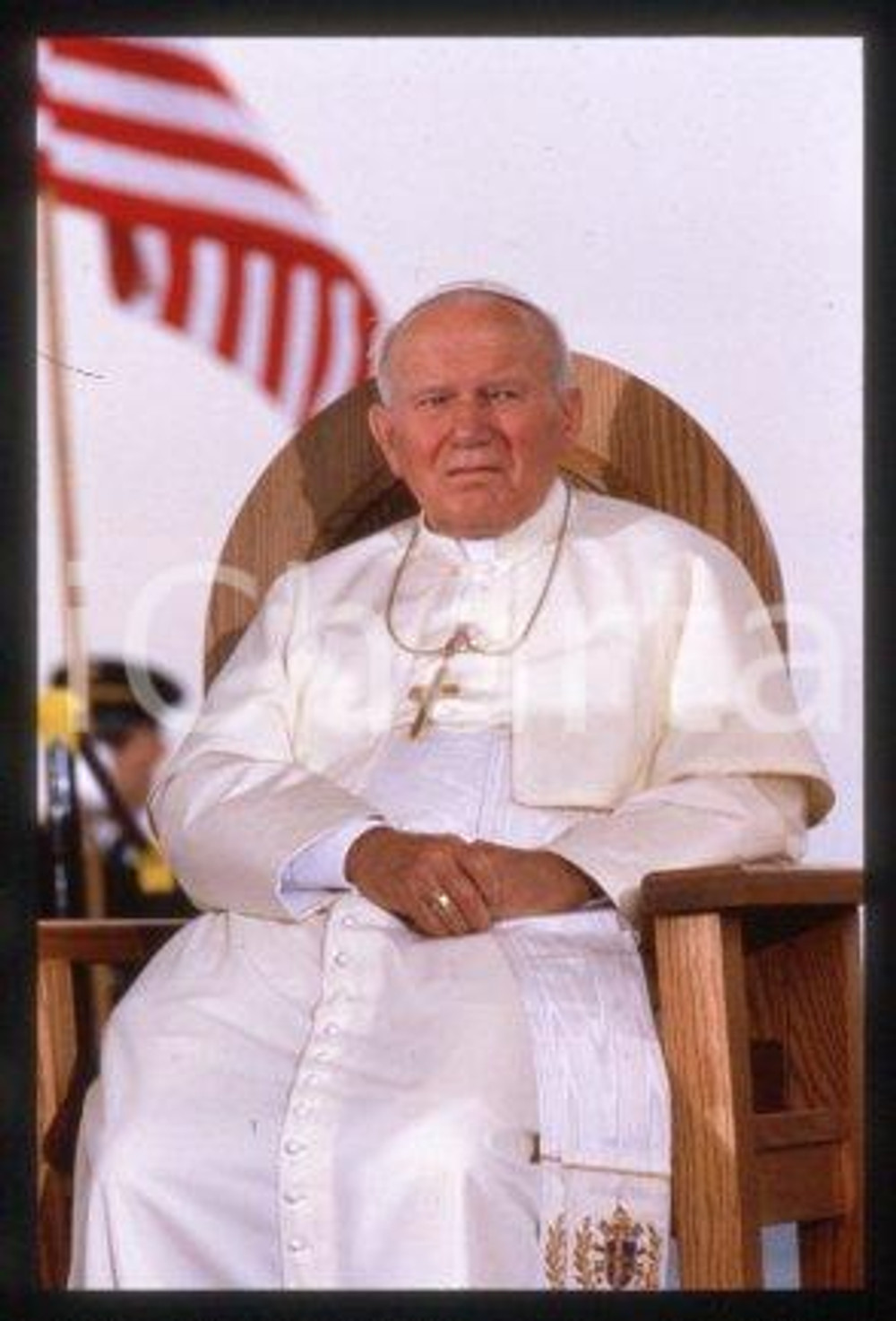 35mm vintage slide* 1995 USA - AMERICA Giovanni Paolo II  Diapositiva d'epoca, in formato 35 mm.CONDIZIONI: GOODE' severamente vietata la riproduzione. Tutti i diritti sono riservati.Nella diapositiva ICharta mette in vendita, sul negozio eBay e in esclusiva sul sito "icharta" il proprio archivio composto da numerose diapositive e negativi fotografici d'epoca, tutti originali e autentici, che attraversano la storia del costume italiano tra gli la fine degli anni Sessanta e Novanta.Si tratta di uno sguardo inedito sull'attualit&agrave;, la politica, la vita quotidiana, il gossip e la cultura, che fotografa il cambiamento della nazione in quest'ultimo scorcio del XX secolo. Un'occasione unica per il mercato del collezionismo, che vede finalmente disponibile un archivio eccezionale per vastit&agrave;, tematiche e condizioni, in un settore (il negativo fotografico e la diapositiva) di assoluta novit&agrave; e dalle interessanti prospettive di investimento.  FAIR/discreto   originale e autentica 1