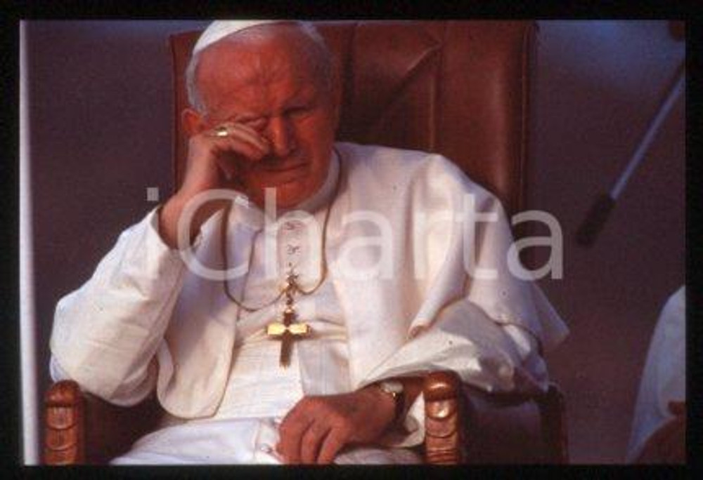 35mm vintage slide* 1995 PAPUA NEW GUINEA Giovanni Paolo II at the Stadium  Diapositiva d'epoca, in formato 35 mm.CONDIZIONI: GOODE' severamente vietata la riproduzione. Tutti i diritti sono riservati.Nella diapositiva ICharta mette in vendita, sul negozio eBay e in esclusiva sul sito "icharta" il proprio archivio composto da numerose diapositive e negativi fotografici d'epoca, tutti originali e autentici, che attraversano la storia del costume italiano tra gli la fine degli anni Sessanta e Novanta.Si tratta di uno sguardo inedito sull'attualit&agrave;, la politica, la vita quotidiana, il gossip e la cultura, che fotografa il cambiamento della nazione in quest'ultimo scorcio del XX secolo. Un'occasione unica per il mercato del collezionismo, che vede finalmente disponibile un archivio eccezionale per vastit&agrave;, tematiche e condizioni, in un settore (il negativo fotografico e la diapositiva) di assoluta novit&agrave; e dalle interessanti prospettive di investimento.  FAIR/discreto   originale e autentica 1