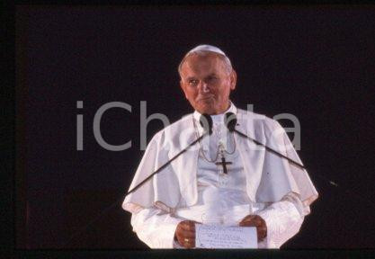 35mm vintage slide* 1986 - Lyon, speech of Giovanni Paolo II (2)  Diapositiva d'epoca, in formato 35 mm.CONDIZIONI: GOODE' severamente vietata la riproduzione. Tutti i diritti sono riservati.Nella diapositiva ICharta mette in vendita, sul negozio eBay e in esclusiva sul sito "icharta" il proprio archivio composto da numerose diapositive e negativi fotografici d'epoca, tutti originali e autentici, che attraversano la storia del costume italiano tra gli la fine degli anni Sessanta e Novanta.Si tratta di uno sguardo inedito sull'attualit&agrave;, la politica, la vita quotidiana, il gossip e la cultura, che fotografa il cambiamento della nazione in quest'ultimo scorcio del XX secolo. Un'occasione unica per il mercato del collezionismo, che vede finalmente disponibile un archivio eccezionale per vastit&agrave;, tematiche e condizioni, in un settore (il negativo fotografico e la diapositiva) di assoluta novit&agrave; e dalle interessanti prospettive di investimento.  FAIR/discreto   originale e autentica 1