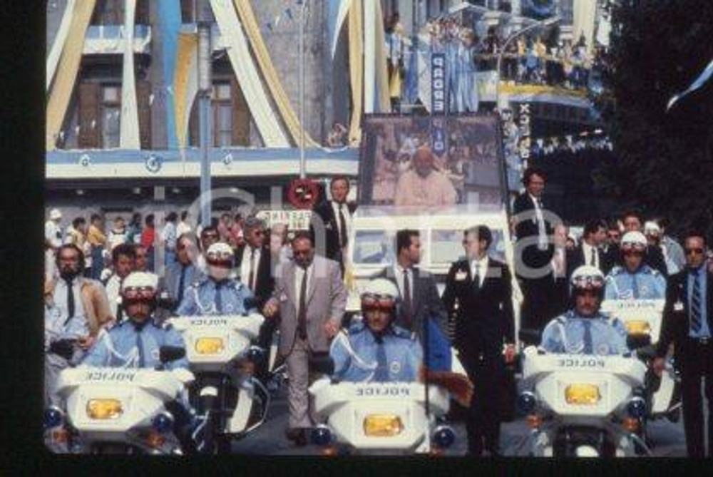 35mm vintage slide* 1986 - France, Giovanni Paolo II (POPEMOBILE)  Diapositiva d'epoca, in formato 35 mm.CONDIZIONI: GOODE' severamente vietata la riproduzione. Tutti i diritti sono riservati.Nella diapositiva ICharta mette in vendita, sul negozio eBay e in esclusiva sul sito "icharta" il proprio archivio composto da numerose diapositive e negativi fotografici d'epoca, tutti originali e autentici, che attraversano la storia del costume italiano tra gli la fine degli anni Sessanta e Novanta.Si tratta di uno sguardo inedito sull'attualit&agrave;, la politica, la vita quotidiana, il gossip e la cultura, che fotografa il cambiamento della nazione in quest'ultimo scorcio del XX secolo. Un'occasione unica per il mercato del collezionismo, che vede finalmente disponibile un archivio eccezionale per vastit&agrave;, tematiche e condizioni, in un settore (il negativo fotografico e la diapositiva) di assoluta novit&agrave; e dalle interessanti prospettive di investimento.  FAIR/discreto   originale e autentica 1