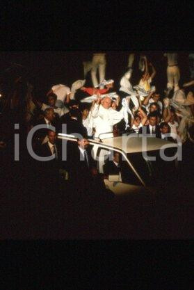 35mm vintage slide* 1986 - France, Giovanni Paolo II, POPEMOBILE (2)  Diapositiva d'epoca, in formato 35 mm.CONDIZIONI: GOODE' severamente vietata la riproduzione. Tutti i diritti sono riservati.Nella diapositiva ICharta mette in vendita, sul negozio eBay e in esclusiva sul sito "icharta" il proprio archivio composto da numerose diapositive e negativi fotografici d'epoca, tutti originali e autentici, che attraversano la storia del costume italiano tra gli la fine degli anni Sessanta e Novanta.Si tratta di uno sguardo inedito sull'attualit&agrave;, la politica, la vita quotidiana, il gossip e la cultura, che fotografa il cambiamento della nazione in quest'ultimo scorcio del XX secolo. Un'occasione unica per il mercato del collezionismo, che vede finalmente disponibile un archivio eccezionale per vastit&agrave;, tematiche e condizioni, in un settore (il negativo fotografico e la diapositiva) di assoluta novit&agrave; e dalle interessanti prospettive di investimento.  FAIR/discreto   originale e autentica 1
