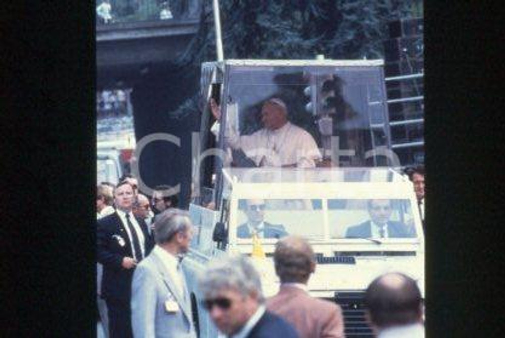 35mm vintage slide* 1986 - France, Giovanni Paolo II, POPEMOBILE (3)  Diapositiva d'epoca, in formato 35 mm.CONDIZIONI: GOODE' severamente vietata la riproduzione. Tutti i diritti sono riservati.Nella diapositiva ICharta mette in vendita, sul negozio eBay e in esclusiva sul sito "icharta" il proprio archivio composto da numerose diapositive e negativi fotografici d'epoca, tutti originali e autentici, che attraversano la storia del costume italiano tra gli la fine degli anni Sessanta e Novanta.Si tratta di uno sguardo inedito sull'attualit&agrave;, la politica, la vita quotidiana, il gossip e la cultura, che fotografa il cambiamento della nazione in quest'ultimo scorcio del XX secolo. Un'occasione unica per il mercato del collezionismo, che vede finalmente disponibile un archivio eccezionale per vastit&agrave;, tematiche e condizioni, in un settore (il negativo fotografico e la diapositiva) di assoluta novit&agrave; e dalle interessanti prospettive di investimento.  FAIR/discreto   originale e autentica 1