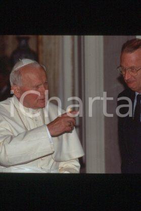 35mm vintage slide* 1995 Belgium, Brussels, Giovanni Paolo II, Albert  Diapositiva d'epoca, in formato 35 mm.CONDIZIONI: GOODE' severamente vietata la riproduzione. Tutti i diritti sono riservati.Nella diapositiva ICharta mette in vendita, sul negozio eBay e in esclusiva sul sito "icharta" il proprio archivio composto da numerose diapositive e negativi fotografici d'epoca, tutti originali e autentici, che attraversano la storia del costume italiano tra gli la fine degli anni Sessanta e Novanta.Si tratta di uno sguardo inedito sull'attualit&agrave;, la politica, la vita quotidiana, il gossip e la cultura, che fotografa il cambiamento della nazione in quest'ultimo scorcio del XX secolo. Un'occasione unica per il mercato del collezionismo, che vede finalmente disponibile un archivio eccezionale per vastit&agrave;, tematiche e condizioni, in un settore (il negativo fotografico e la diapositiva) di assoluta novit&agrave; e dalle interessanti prospettive di investimento.  FAIR/discreto   originale e autentica 1