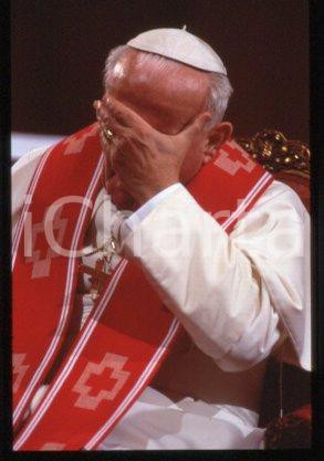 35mm vintage slide* 1995 - BRUSSELS (BELGIUM) Giovanni Paolo II  Diapositiva d'epoca, in formato 35 mm.CONDIZIONI: GOODE' severamente vietata la riproduzione. Tutti i diritti sono riservati.Nella diapositiva ICharta mette in vendita, sul negozio eBay e in esclusiva sul sito "icharta" il proprio archivio composto da numerose diapositive e negativi fotografici d'epoca, tutti originali e autentici, che attraversano la storia del costume italiano tra gli la fine degli anni Sessanta e Novanta.Si tratta di uno sguardo inedito sull'attualit&agrave;, la politica, la vita quotidiana, il gossip e la cultura, che fotografa il cambiamento della nazione in quest'ultimo scorcio del XX secolo. Un'occasione unica per il mercato del collezionismo, che vede finalmente disponibile un archivio eccezionale per vastit&agrave;, tematiche e condizioni, in un settore (il negativo fotografico e la diapositiva) di assoluta novit&agrave; e dalle interessanti prospettive di investimento.   FAIR/discreto   originale e autentica 1