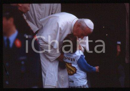 35mm vintage slide* 1995 - Belgium, Brussels, Giovanni Paolo II with child  Diapositiva d'epoca, in formato 35 mm.CONDIZIONI: GOODE' severamente vietata la riproduzione. Tutti i diritti sono riservati.Nella diapositiva ICharta mette in vendita, sul negozio eBay e in esclusiva sul sito "icharta" il proprio archivio composto da numerose diapositive e negativi fotografici d'epoca, tutti originali e autentici, che attraversano la storia del costume italiano tra gli la fine degli anni Sessanta e Novanta.Si tratta di uno sguardo inedito sull'attualit&agrave;, la politica, la vita quotidiana, il gossip e la cultura, che fotografa il cambiamento della nazione in quest'ultimo scorcio del XX secolo. Un'occasione unica per il mercato del collezionismo, che vede finalmente disponibile un archivio eccezionale per vastit&agrave;, tematiche e condizioni, in un settore (il negativo fotografico e la diapositiva) di assoluta novit&agrave; e dalle interessanti prospettive di investimento.  FAIR/discreto   originale e autentica 1